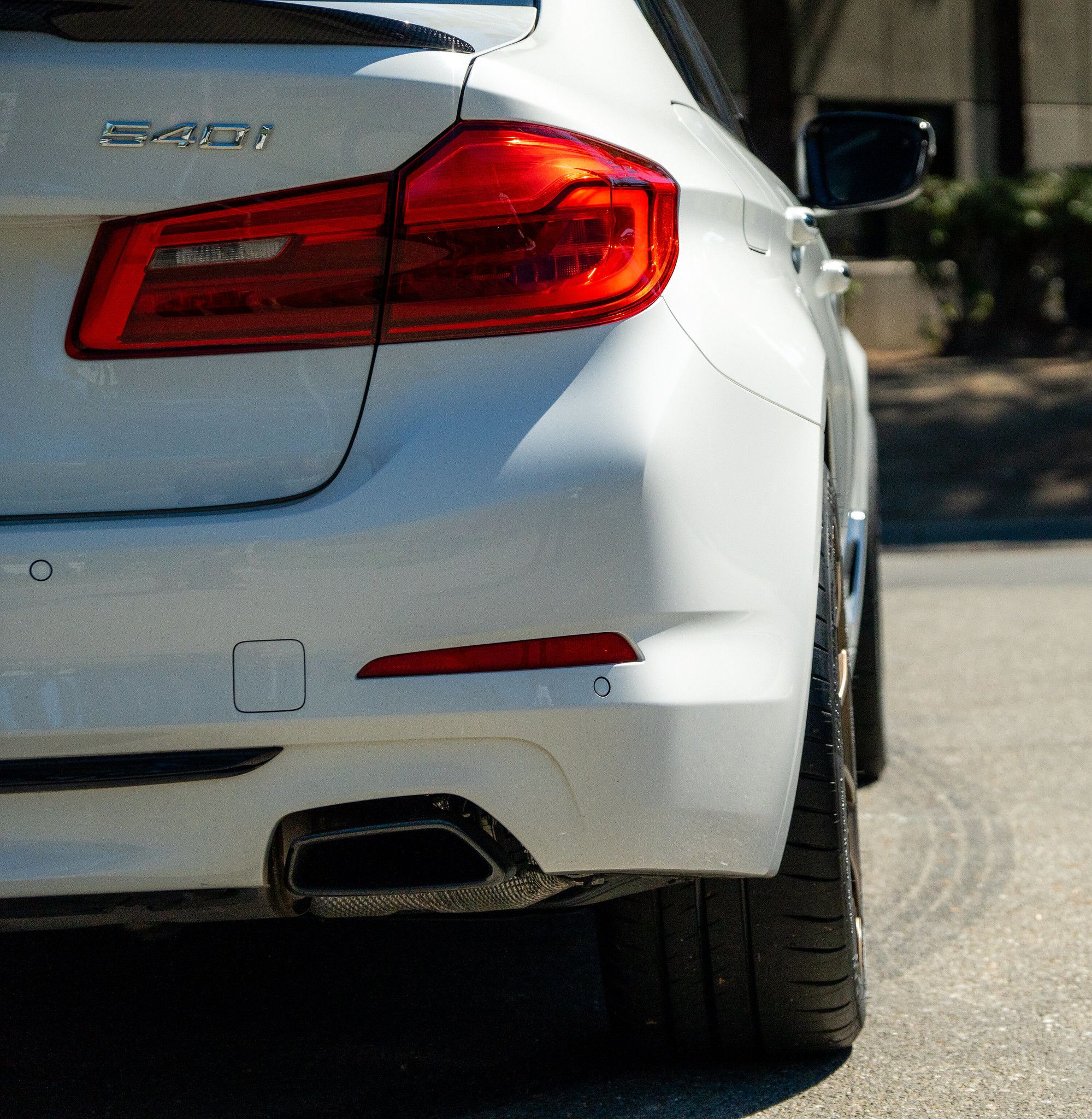 White BMW G30 Sedan 5 Series with 19" VS-5RS Apex wheels in Satin Bronze