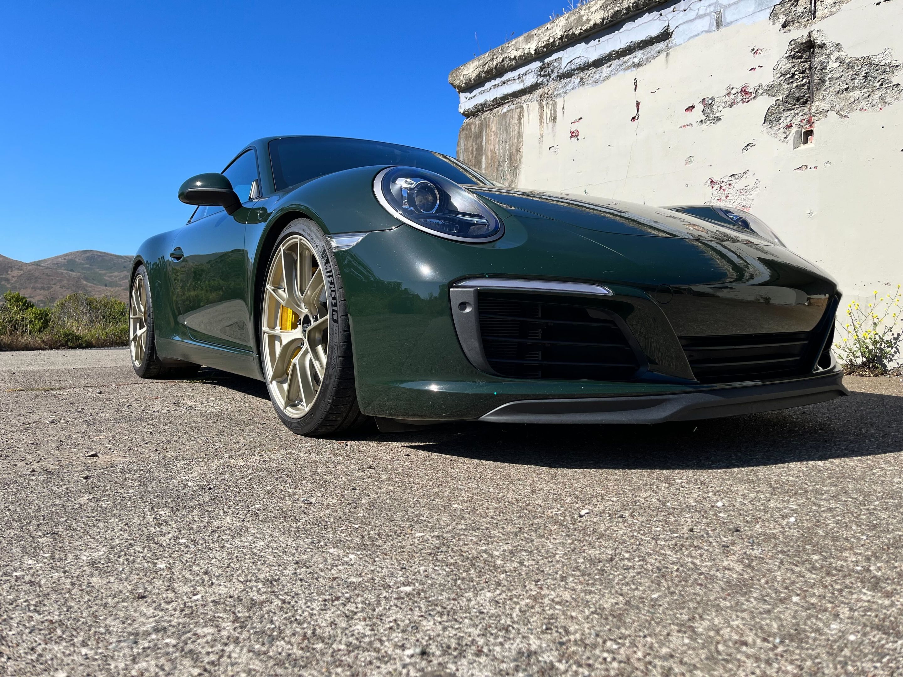 Green Porsche 911 991.2 Carrera T with 20" VS-5RS Apex wheels in Motorsport Gold