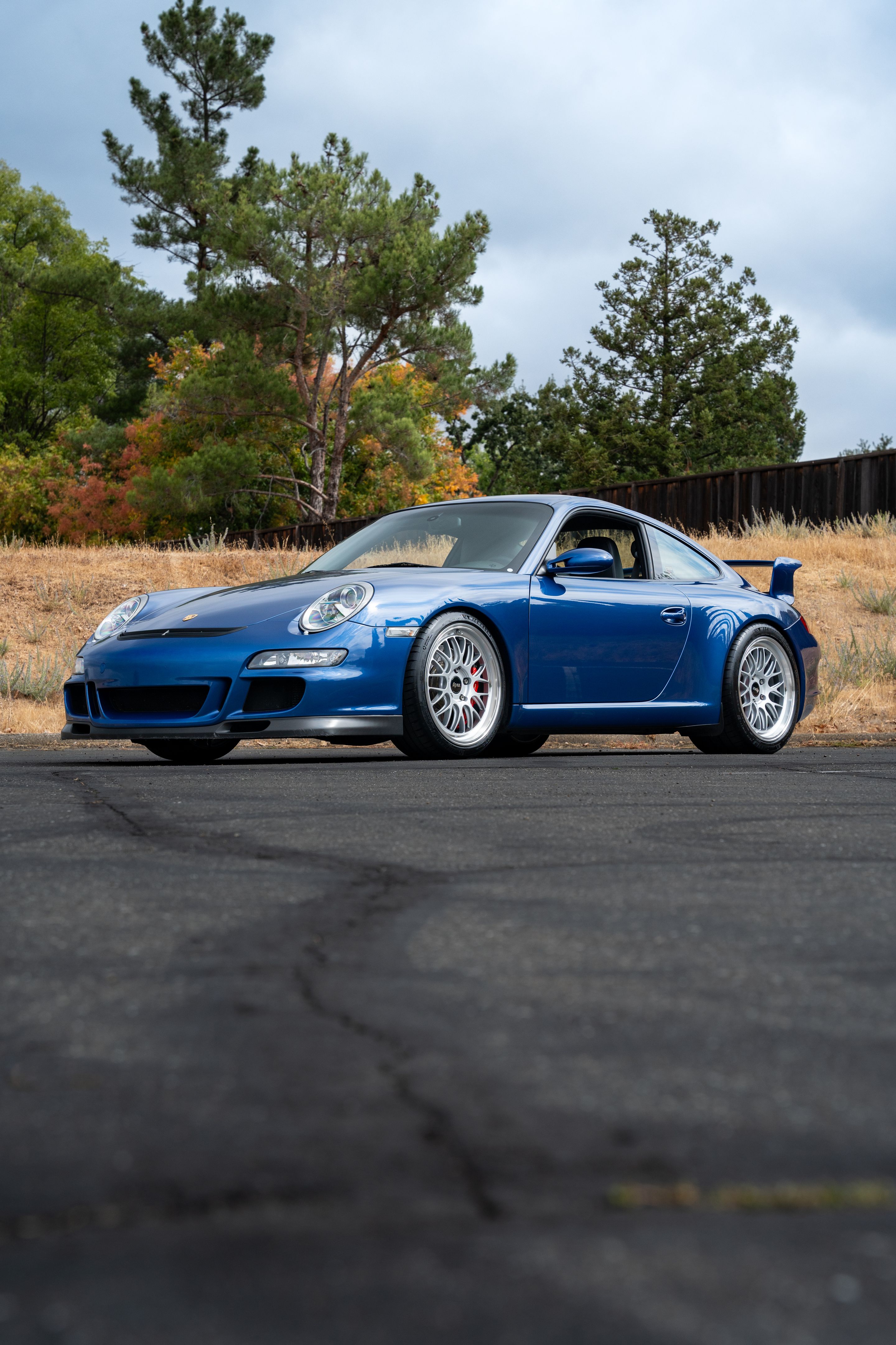 Blue Porsche 911 997 GT3 with 19" ML-10RT Apex wheels in Machined Lip Race Silver