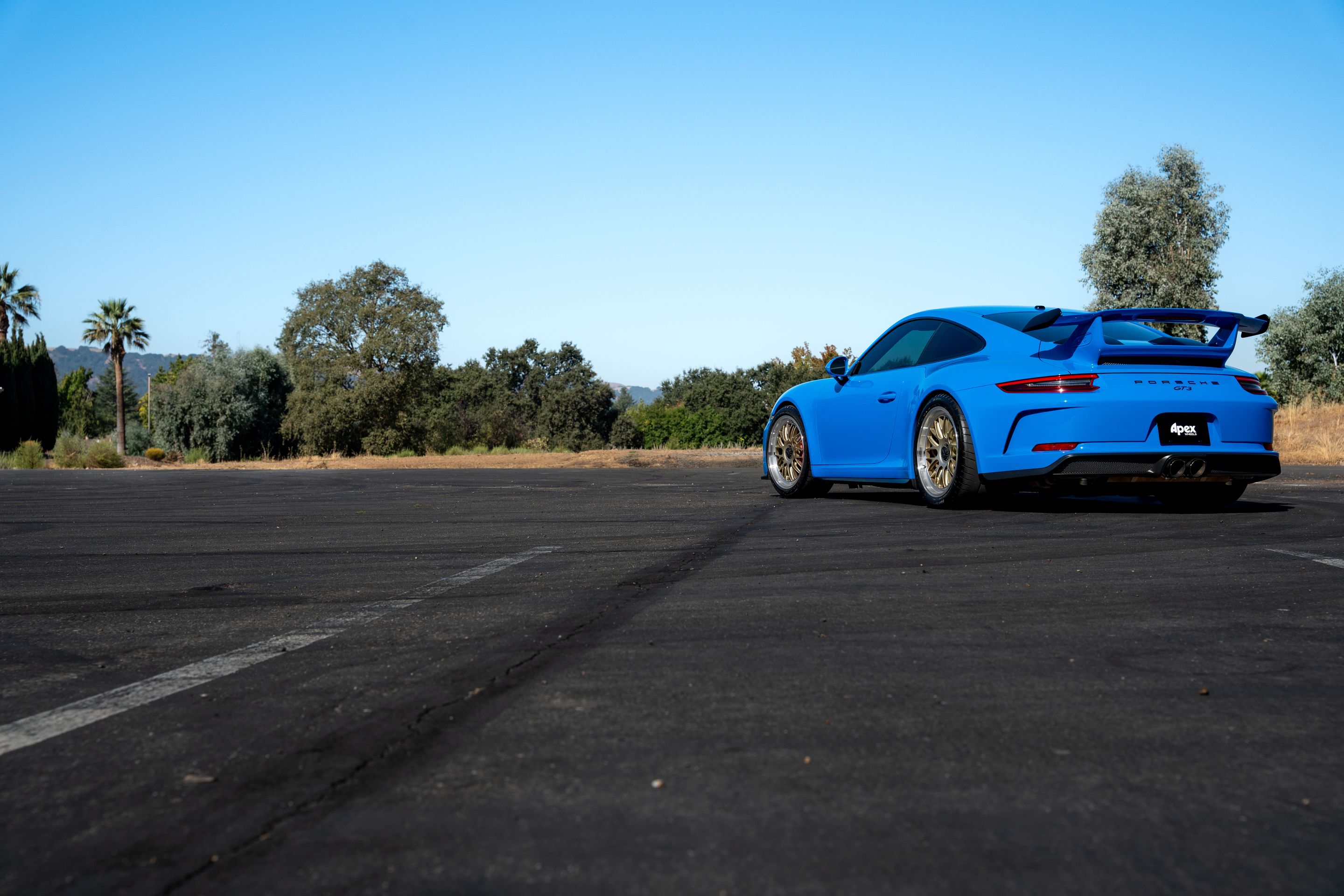 Blue Porsche 911 991.2 GT3 with 19" ML-10RT Apex wheels in Machined Lip Gloss Motorsport Gold
