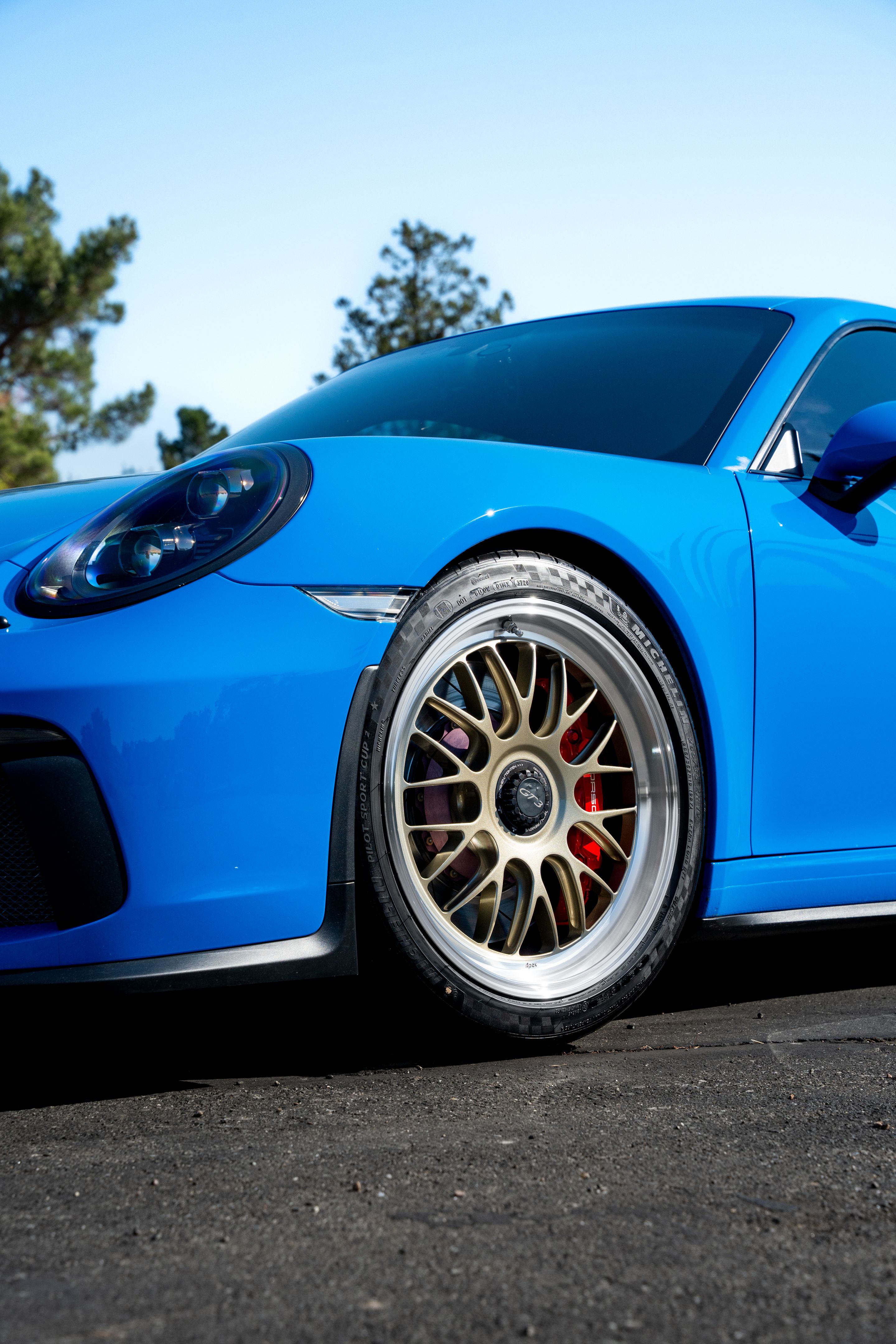 Blue Porsche 911 991.2 GT3 with 19" ML-10RT Apex wheels in Machined Lip Gloss Motorsport Gold