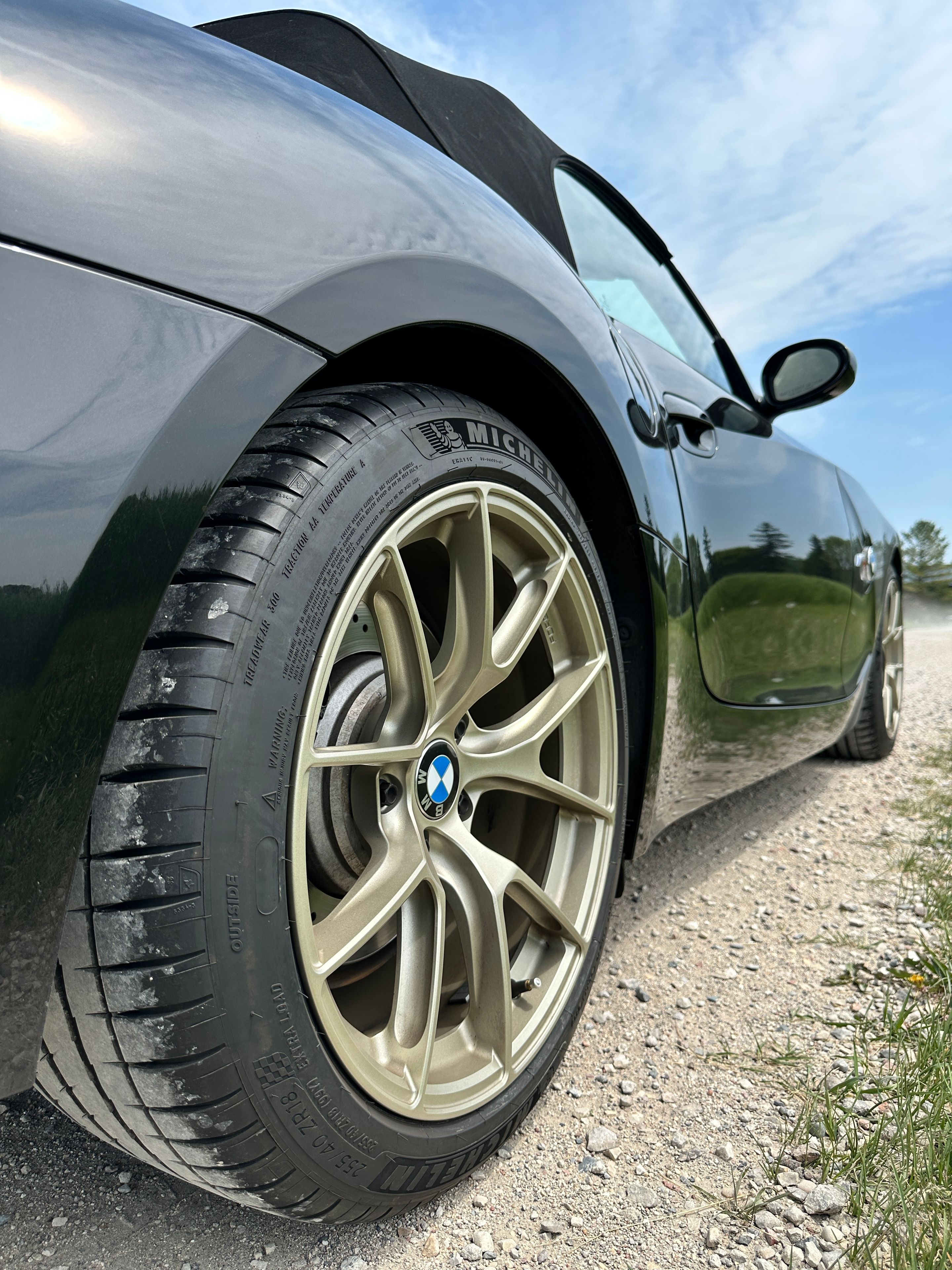 Black BMW E85 Roadster Z4 M with 18" VS-5RS Apex wheels in Motorsport Gold