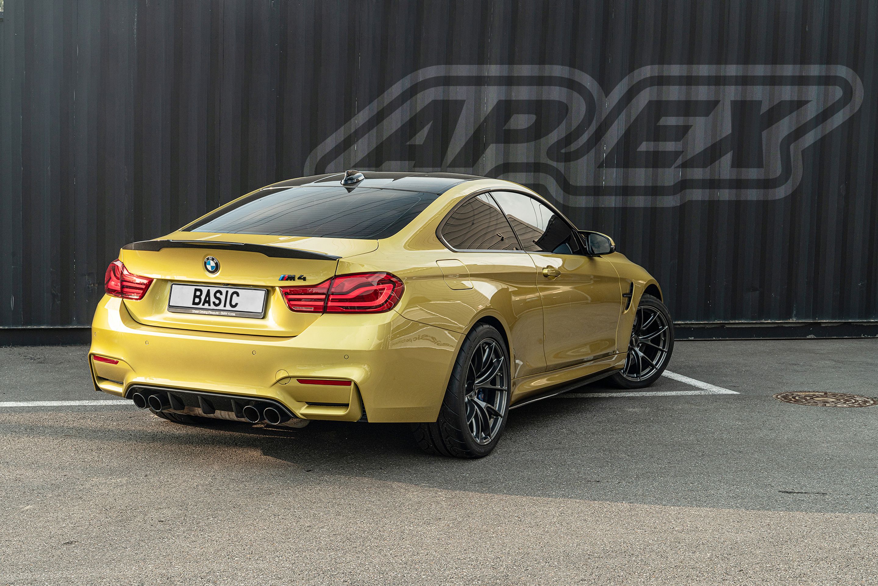 Yellow BMW F82 Coupe M4 with 19" VS-5RS Apex wheels in Anthracite