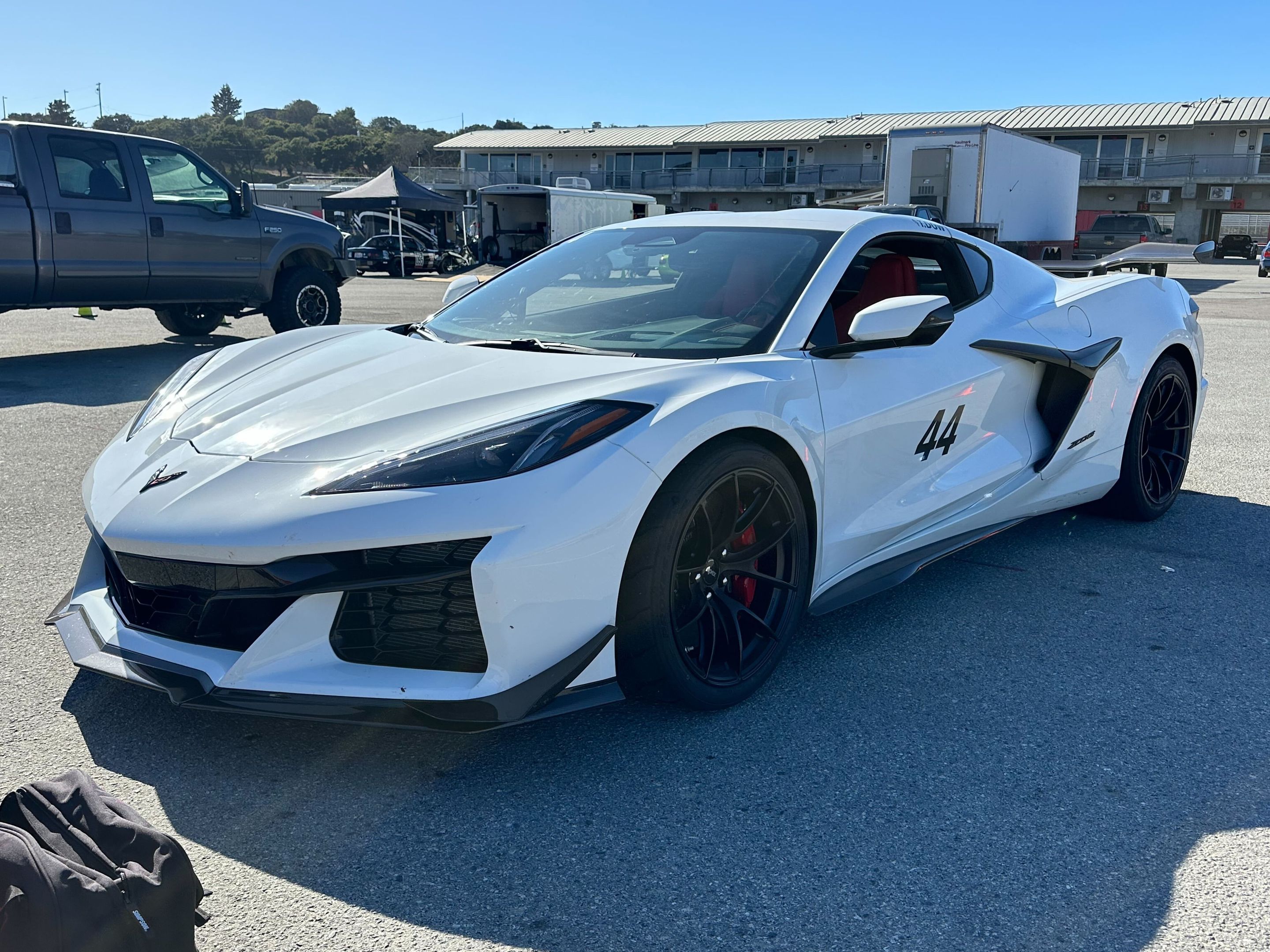 White Chevrolet C8 Corvette Z06 with 19" VS-5RS Apex wheels in Satin Black