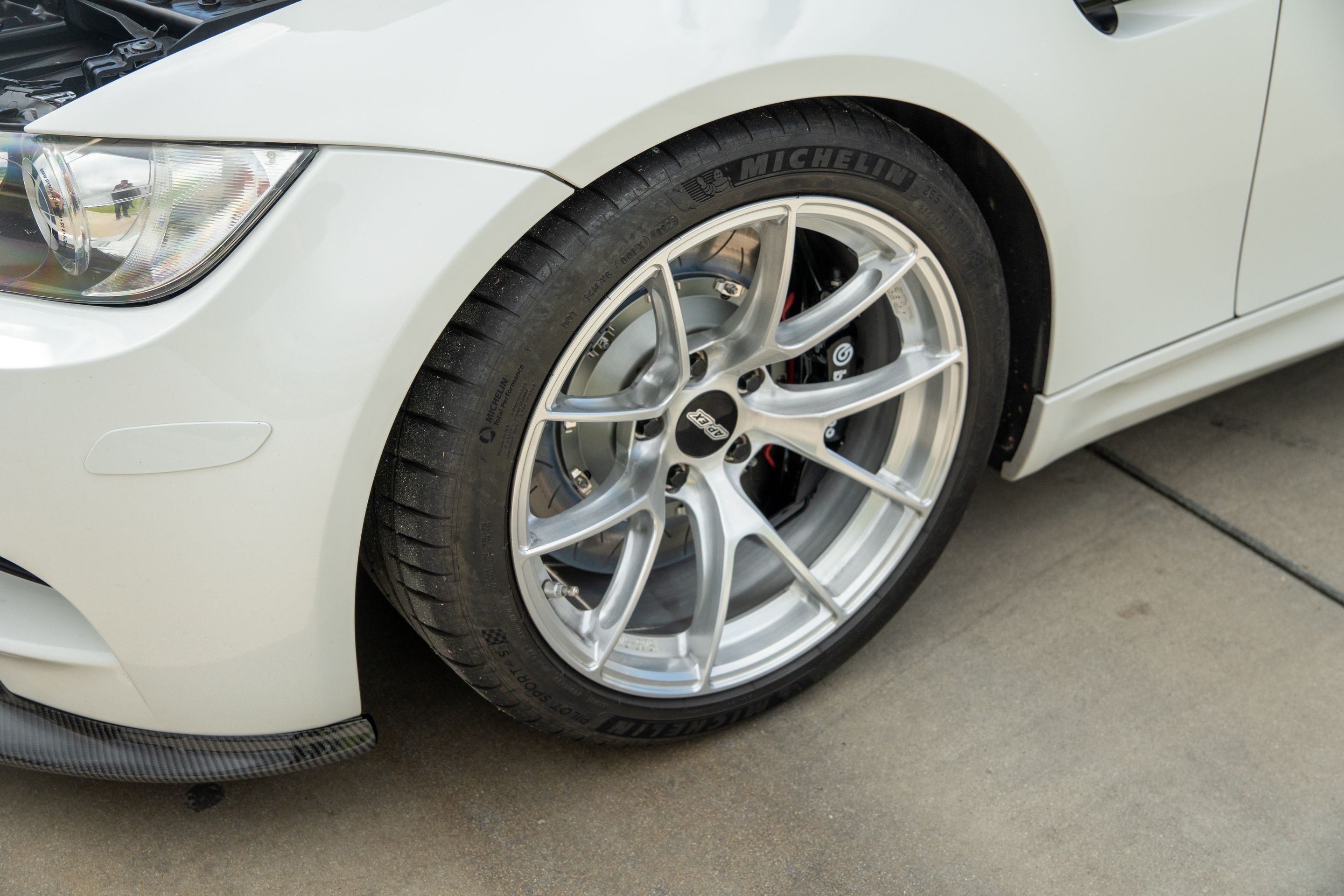 White BMW E92 Coupe M3 with 18" VS-5RS Apex wheels in Brushed Clear