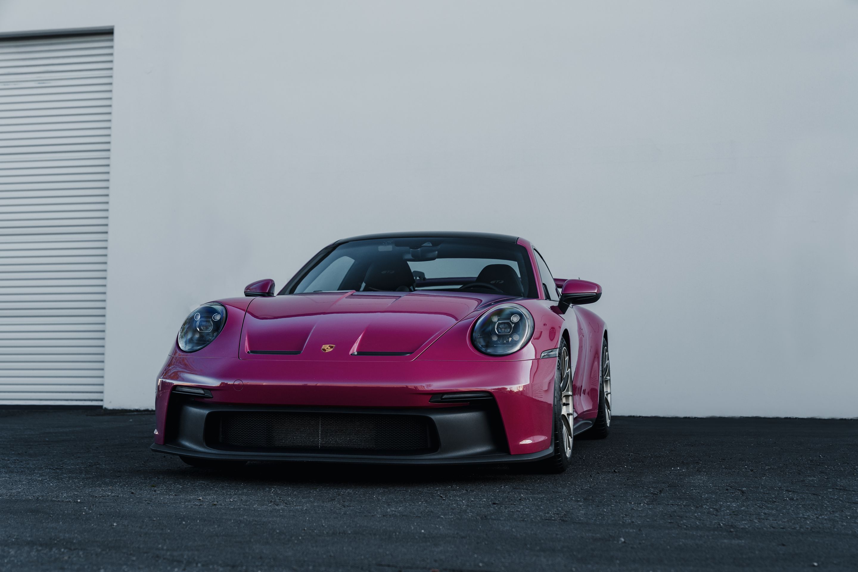 Pink Porsche 911 992.1 GT3 with 19" EC-7RS Apex wheels in Motorsport Gold