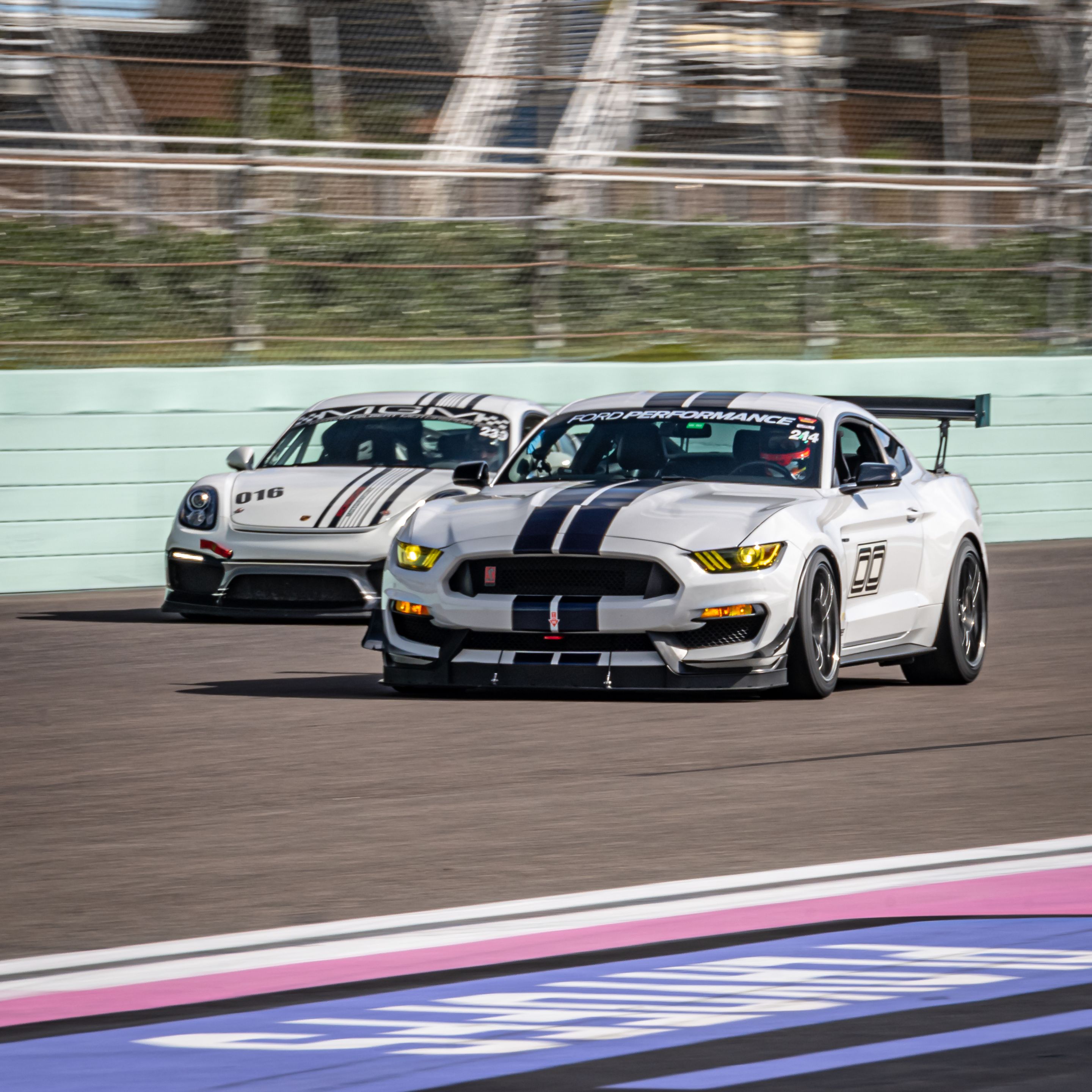 White Ford S550 Mustang GT350 with 19" VS-5RS Apex wheels in Anthracite