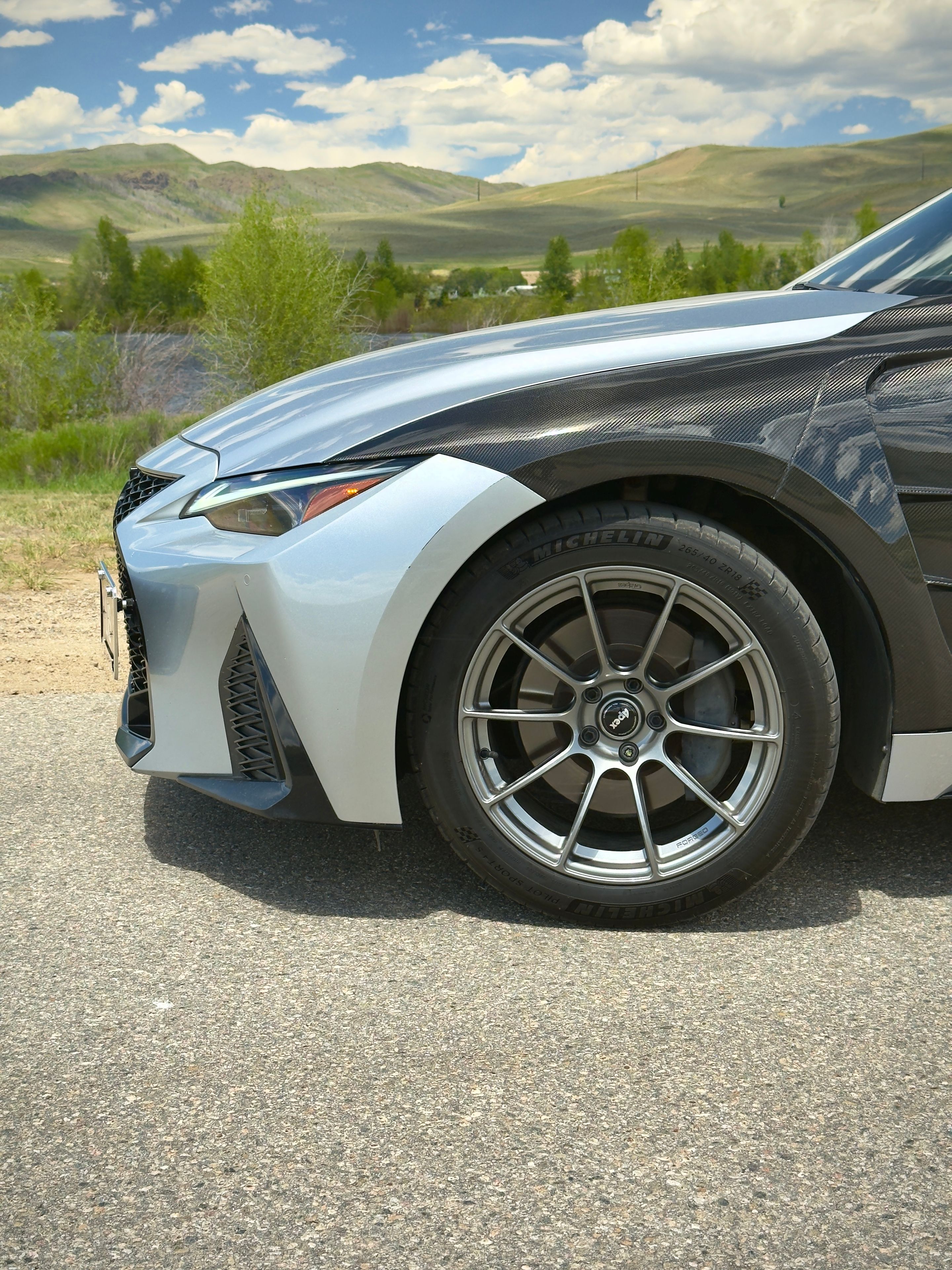 Silver Lexus XE30 IS with 18" SM-10RS Apex wheels in Anthracite