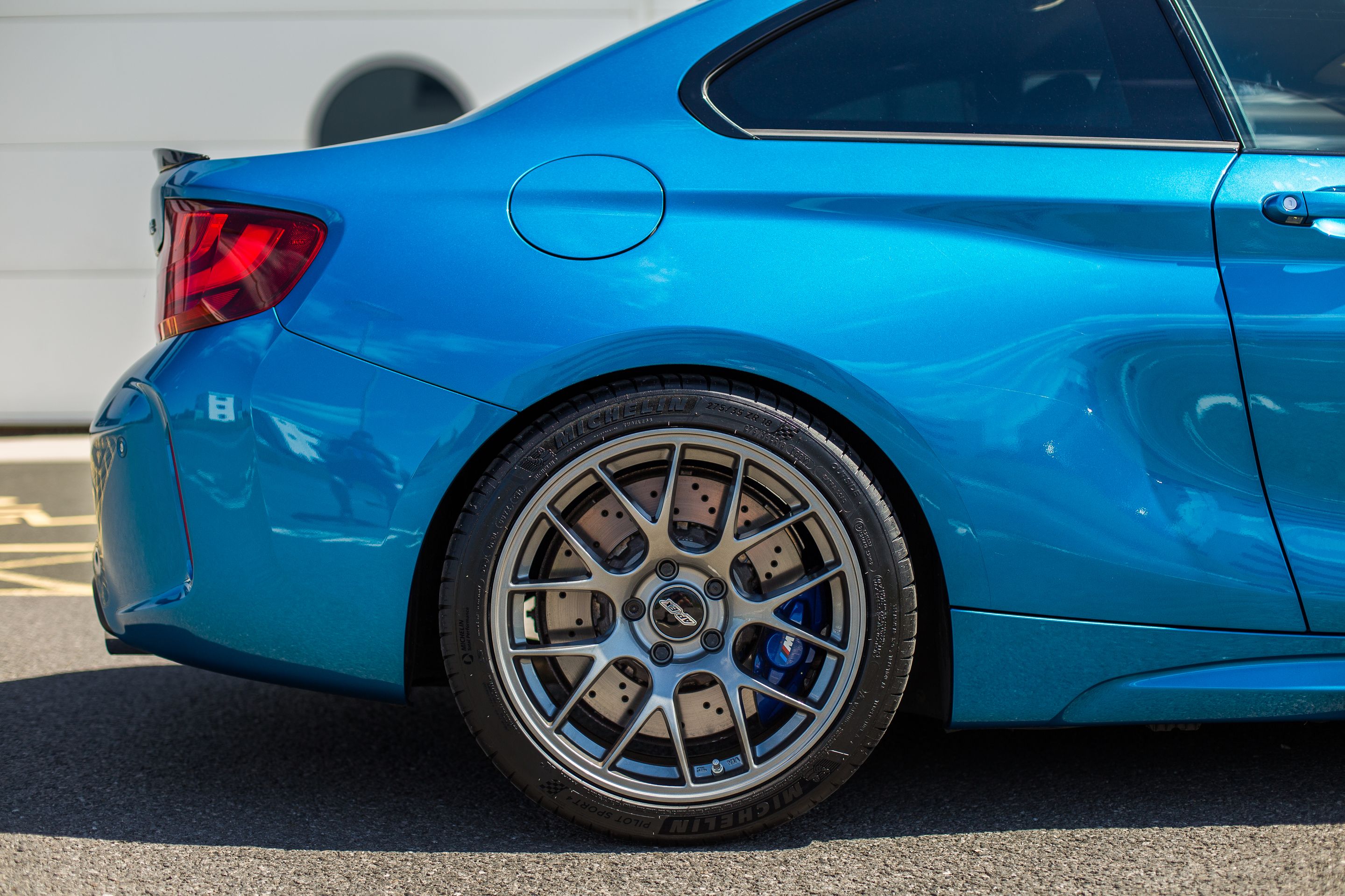 Blue BMW F87 M2 with 18" EC-7 Apex wheels in Anthracite