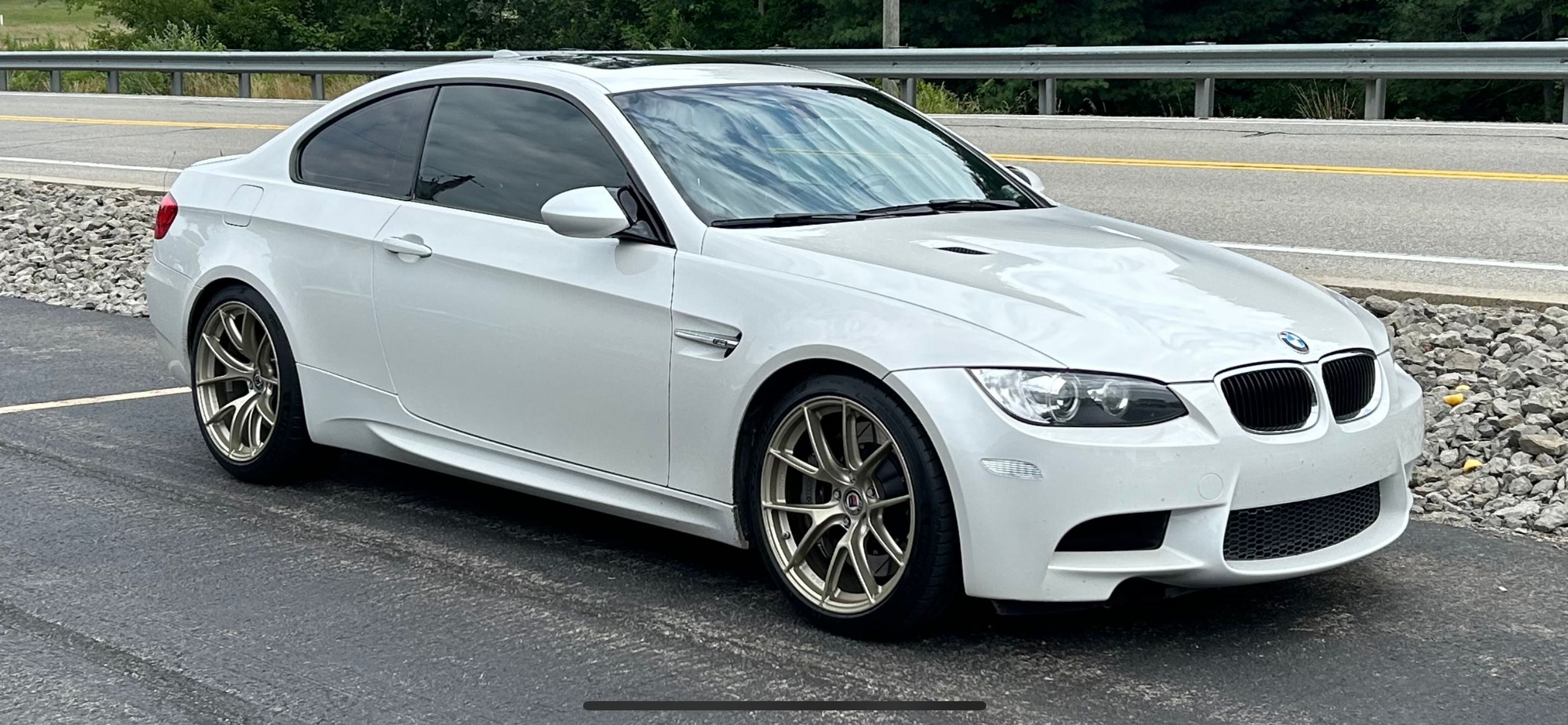 White BMW E92 Coupe M3 with 19" VS-5RS Apex wheels in Motorsport Gold