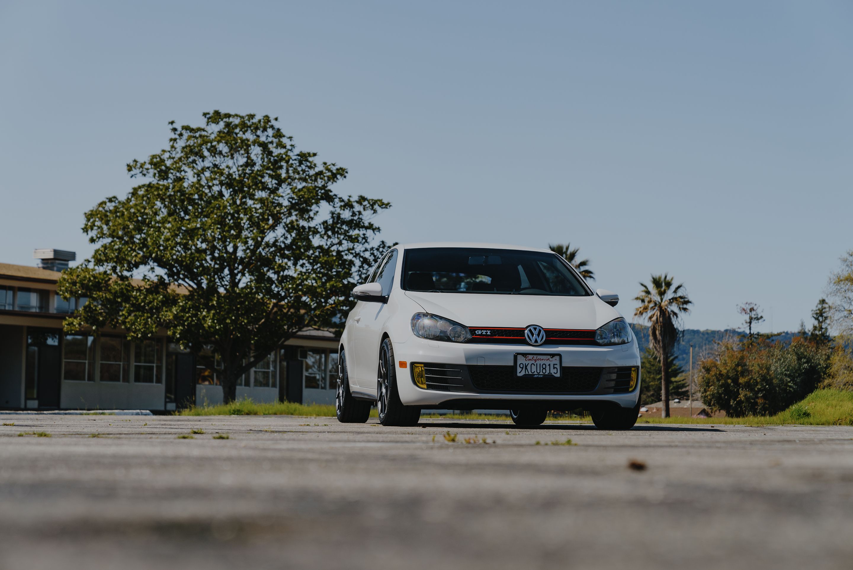 White VW MK6 GTI with 18" SM-10 Apex wheels in Anthracite