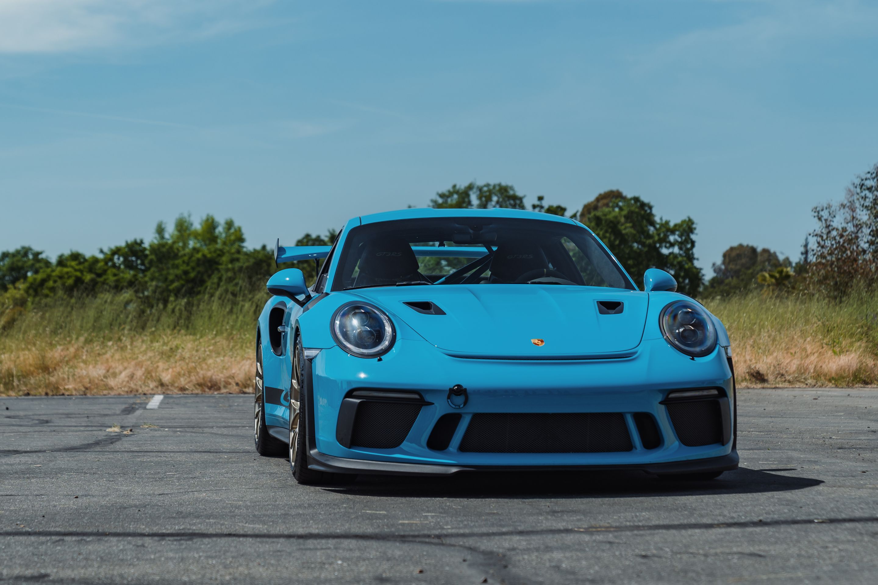 Blue Porsche 911 991.2 GT3 RS with 19" EC-7RS Apex wheels in Motorsport Gold