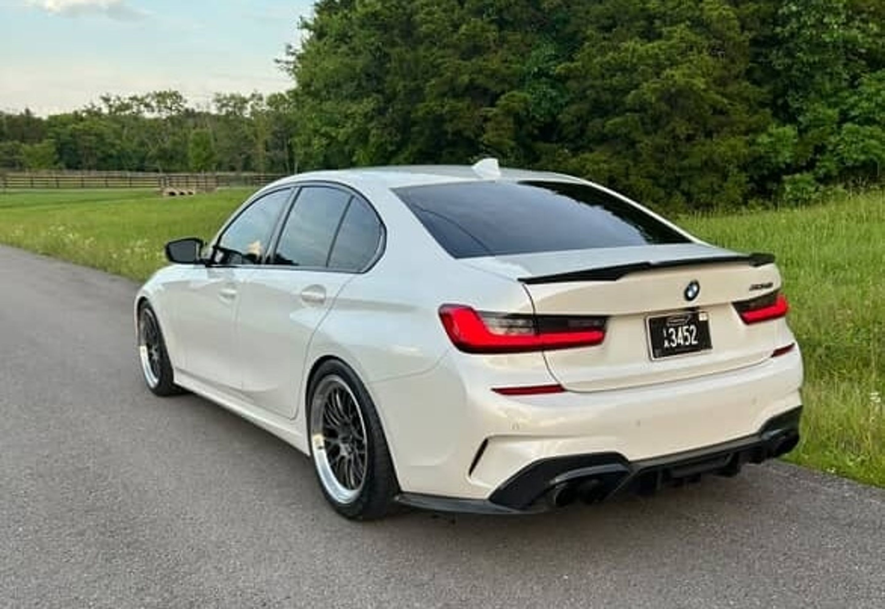 White BMW G20 Sedan 3 Series with 19" ML-10RT Apex wheels in Machined Lip Anthracite