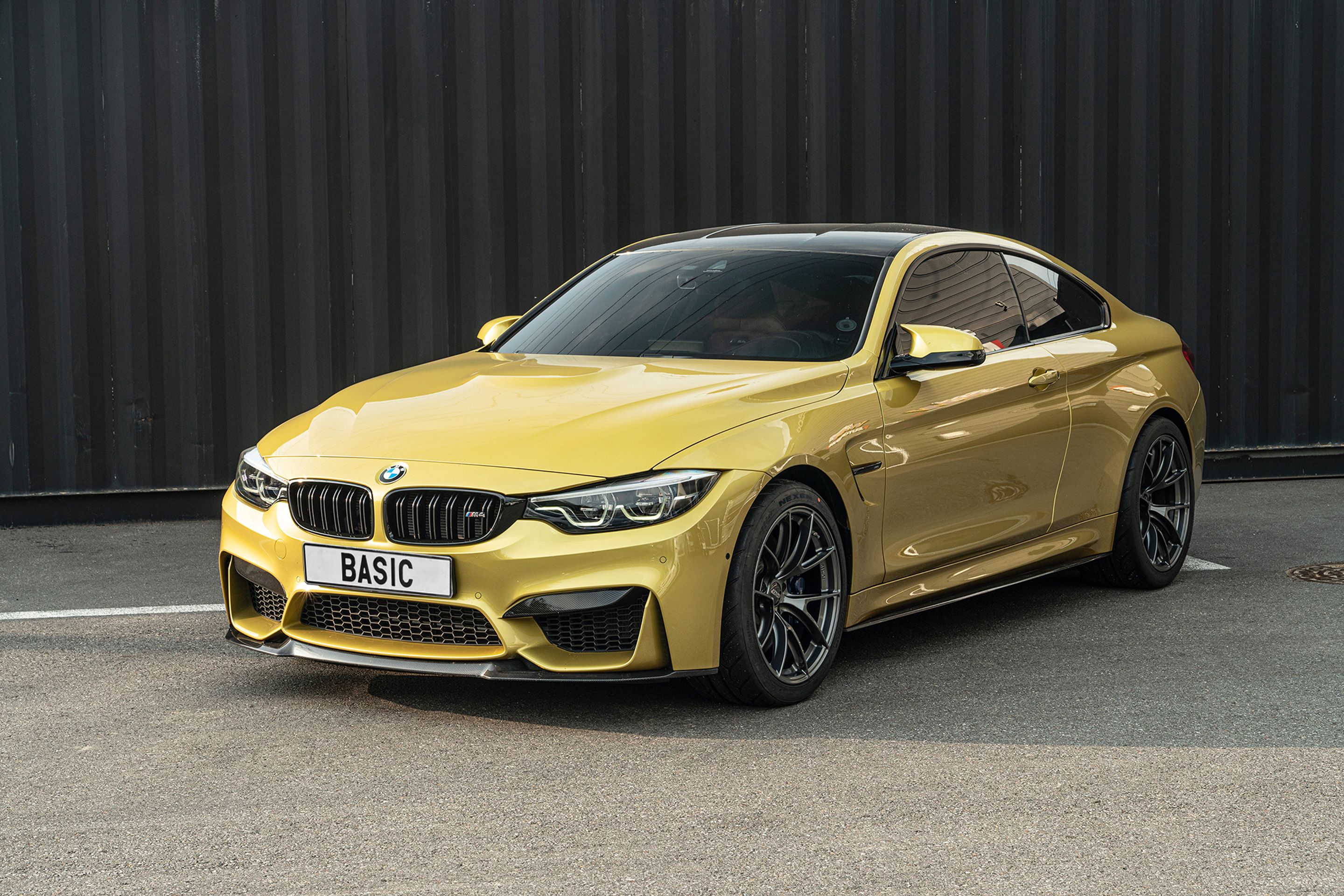 Yellow BMW F82 Coupe M4 with 19" VS-5RS Apex wheels in Anthracite