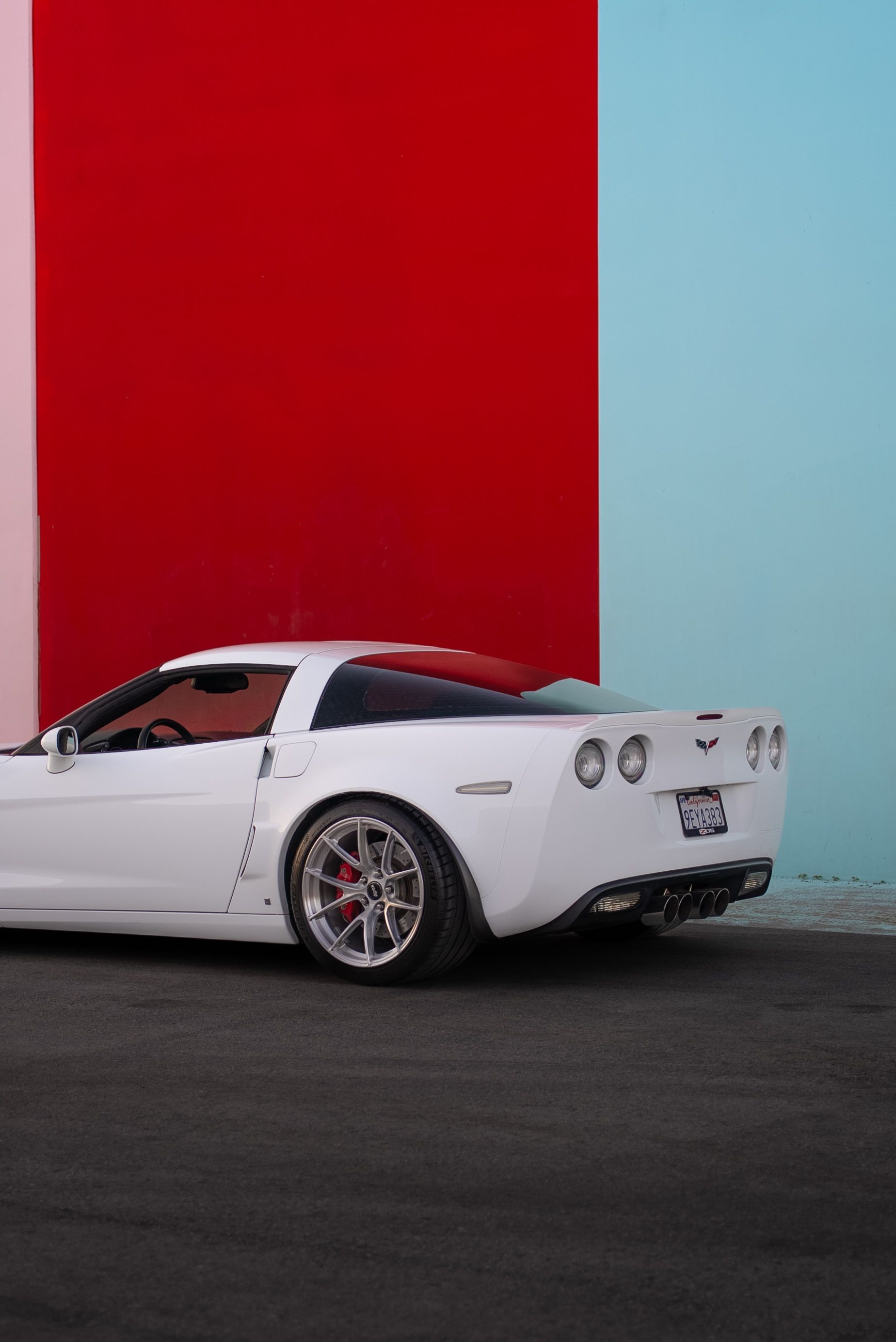 White Chevrolet C6 Corvette Z06 with 18"/19" VS-5RS Apex wheels in Brushed Clear