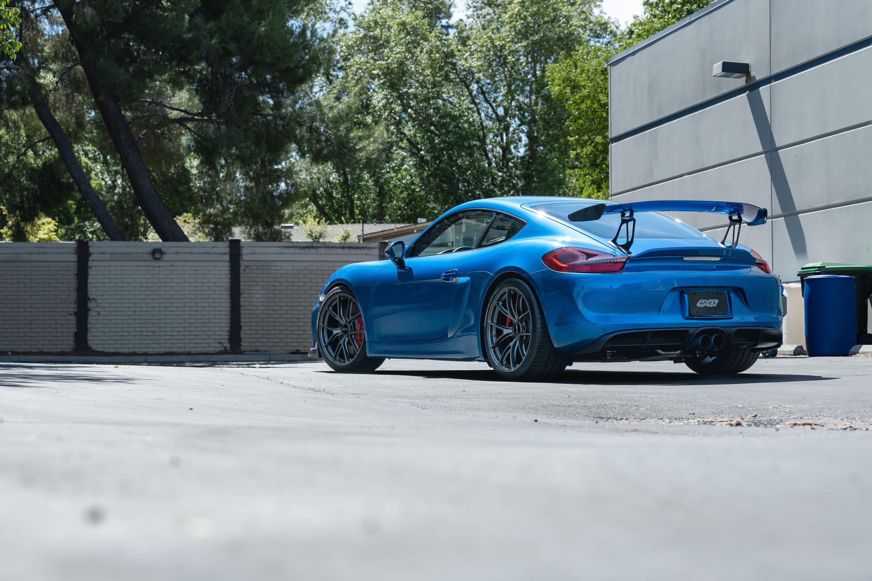 Blue Porsche 981 Cayman GT4 with 20" VS-5RS Apex wheels in Anthracite