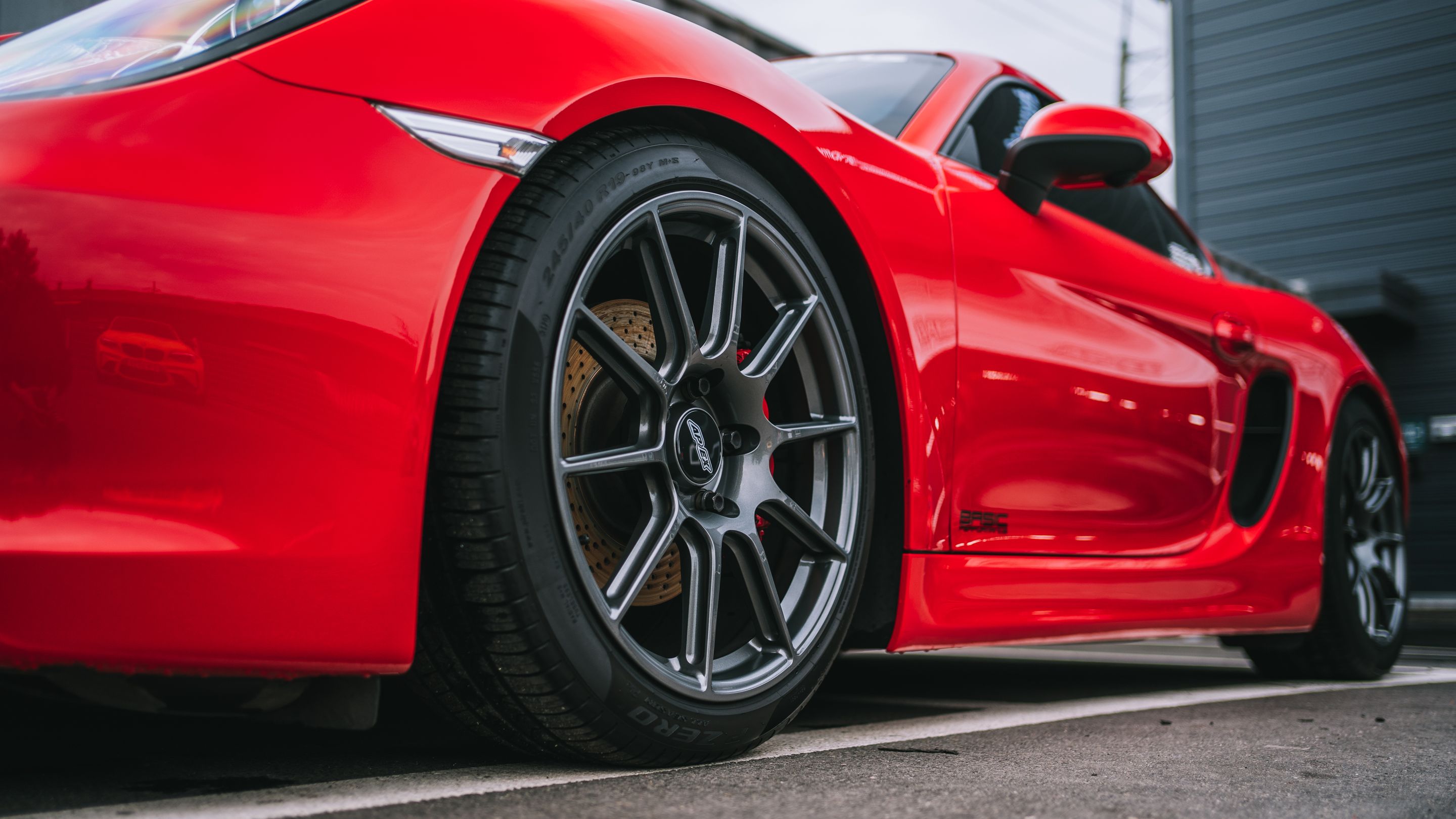 Red Porsche 981 Cayman S with 19" SM-10 Apex wheels in Anthracite
