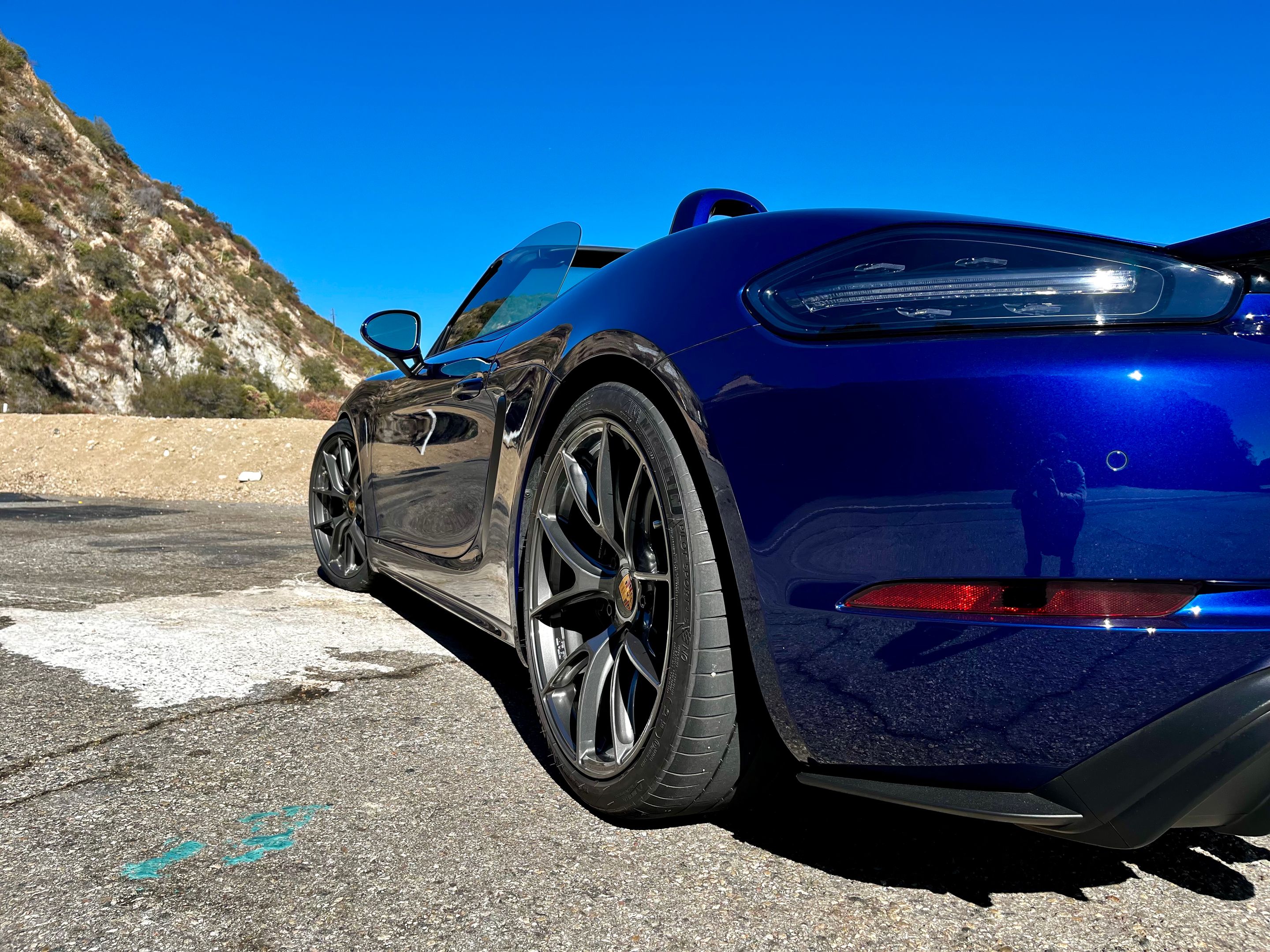 Blue Porsche 718 Spyder with 20" VS-5RS Apex wheels in Anthracite