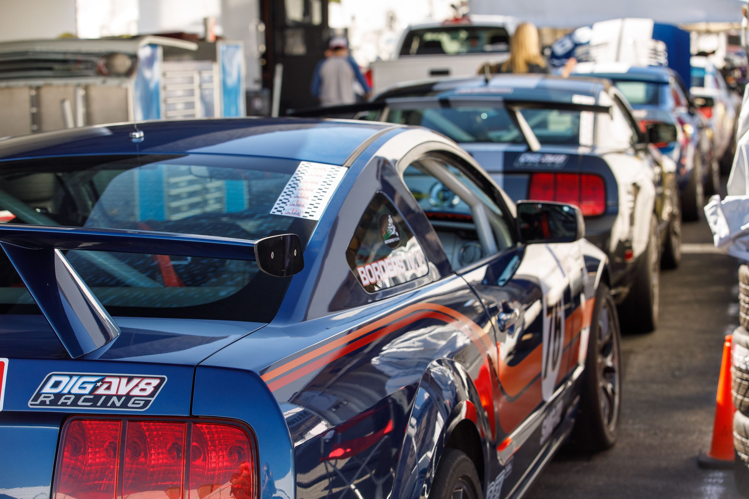Blue Ford S197 Mustang GT with 18" EC-7 Apex wheels in Anthracite