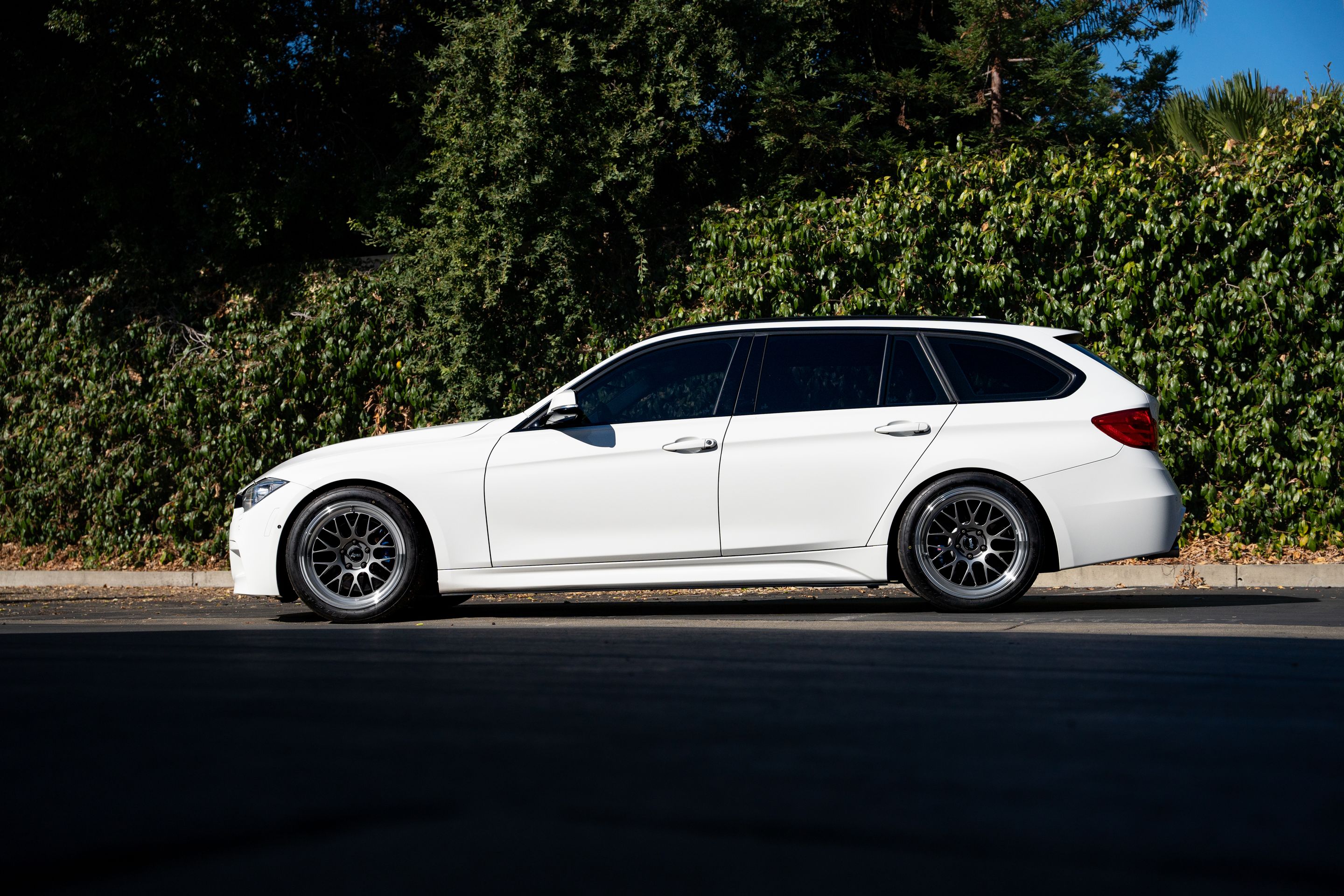 White BMW F31 Wagon 3 Series with 18" ML-10RT Apex wheels in Machined Lip Anthracite