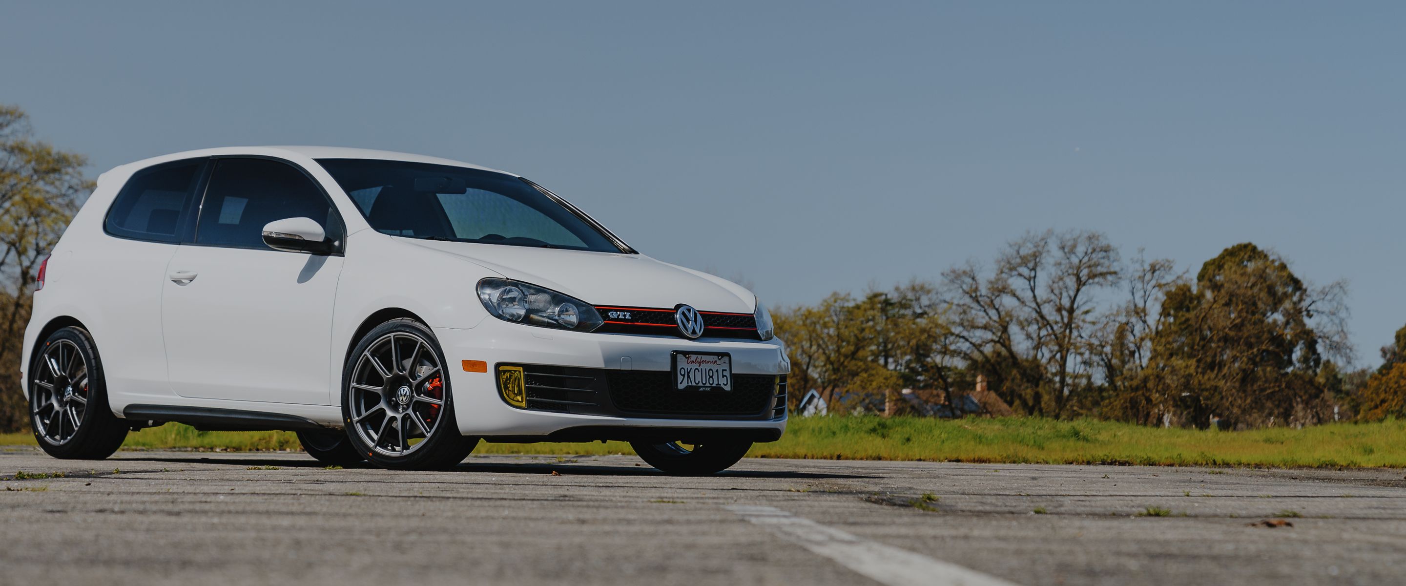 White VW MK6 GTI with 18" SM-10 Apex wheels in Anthracite