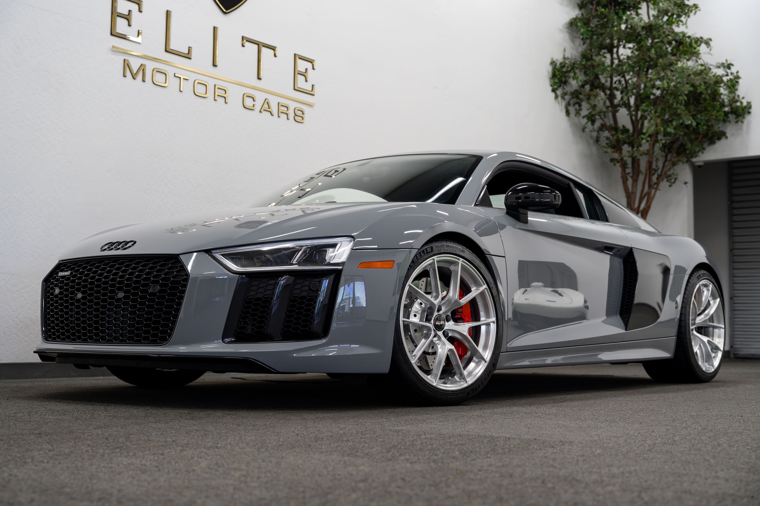 Grey Audi Gen 2 R8 with 19"/20" VS-5RS Apex wheels in Brushed Clear