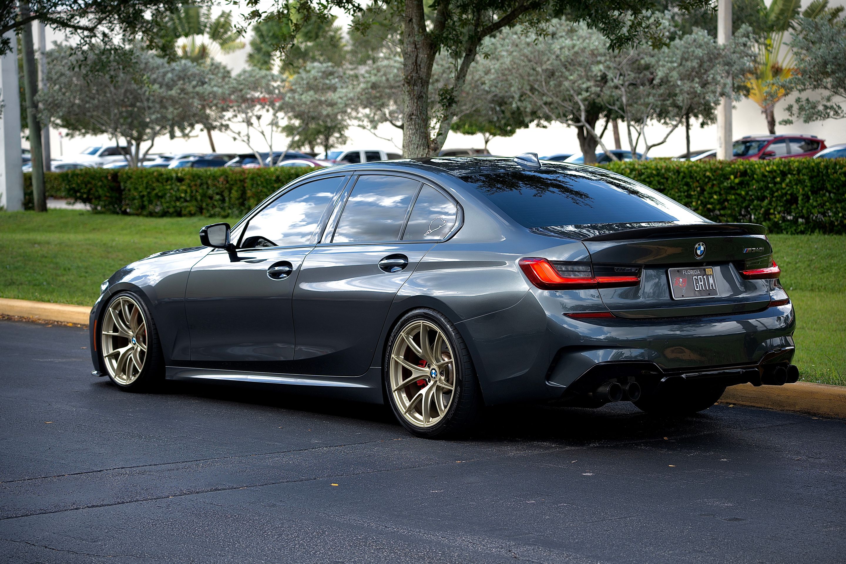 Grey BMW G20 Sedan 3 Series with 19" VS-5RS Apex wheels in Motorsport Gold