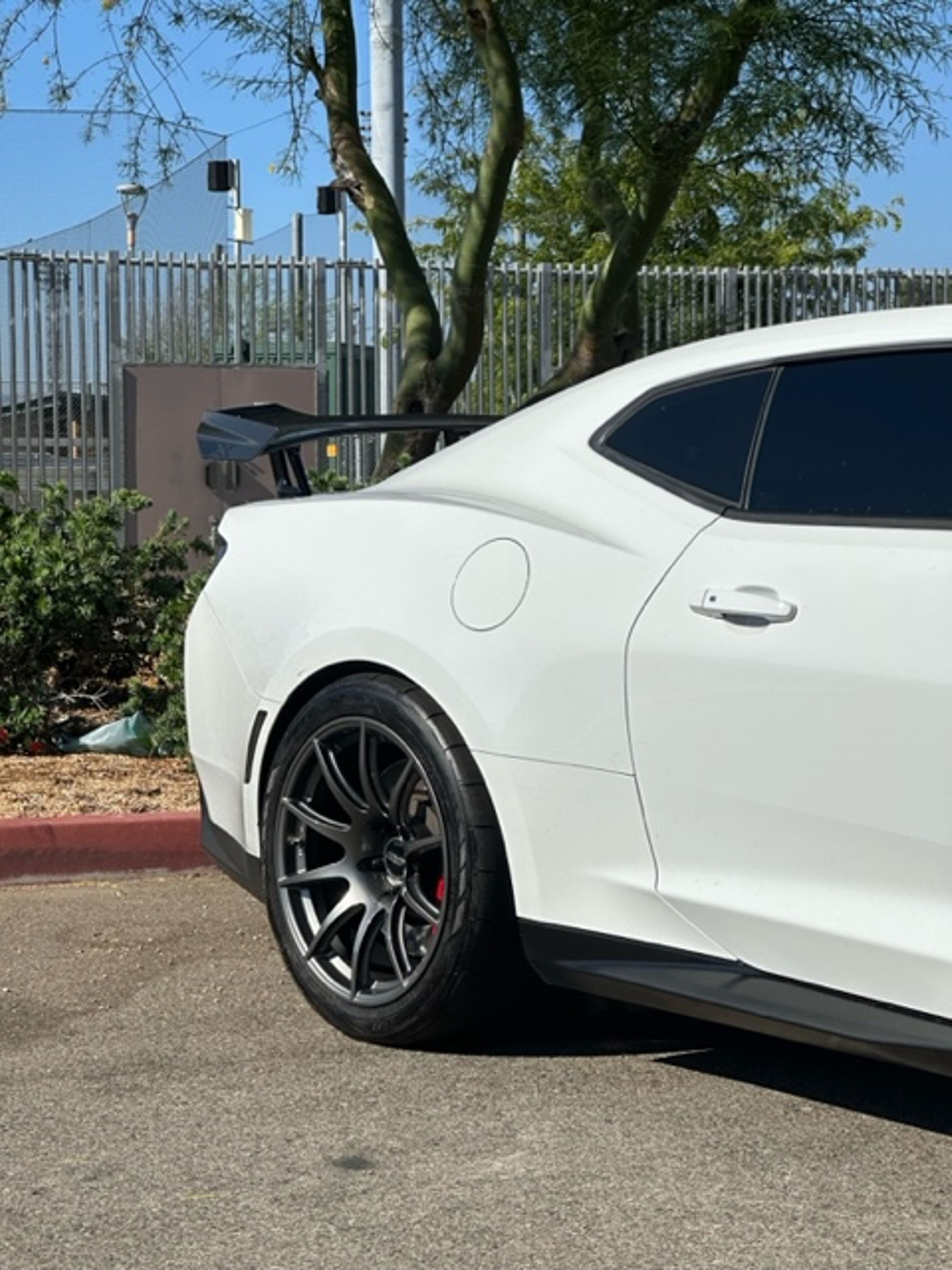 White Chevrolet 6th Gen Camaro ZL1 1LE with 19" SM-10 Apex wheels in Anthracite