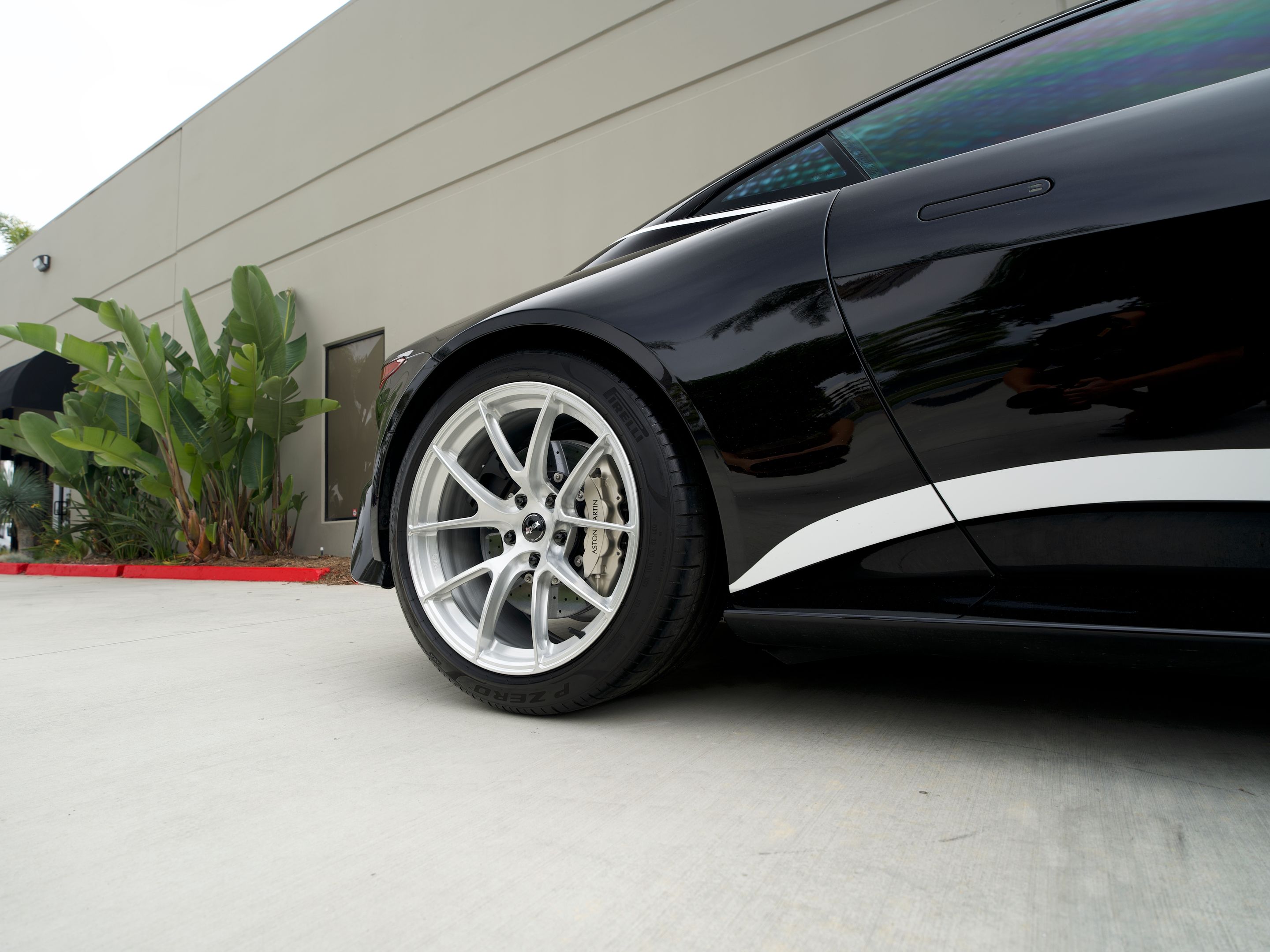 Black Aston Martin AM6 V8 Vantage with 20" VS-5RS Apex wheels in Brushed Clear