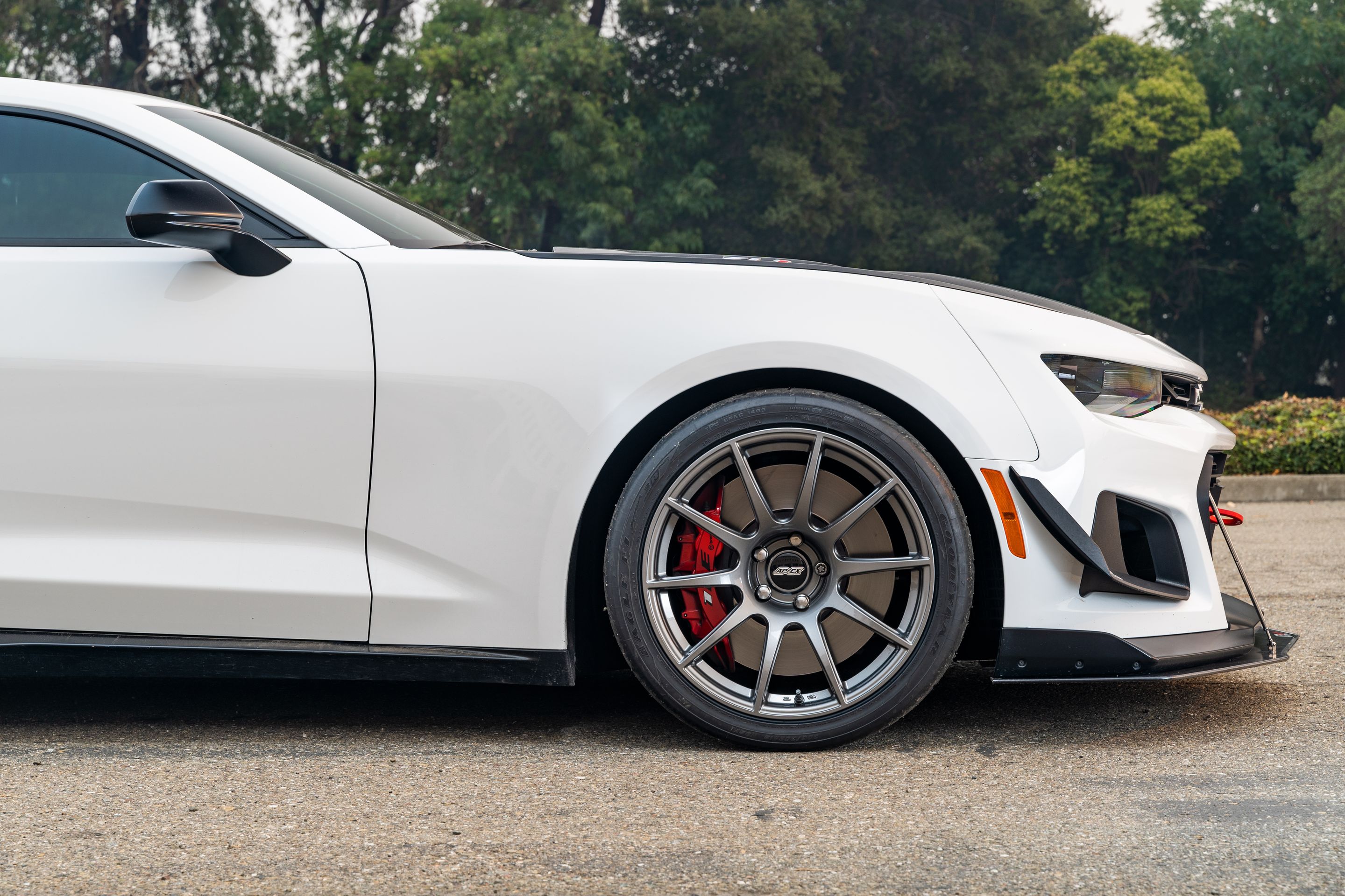 White Chevrolet 6th Gen Camaro ZL1 1LE with 19" SM-10 Apex wheels in Anthracite