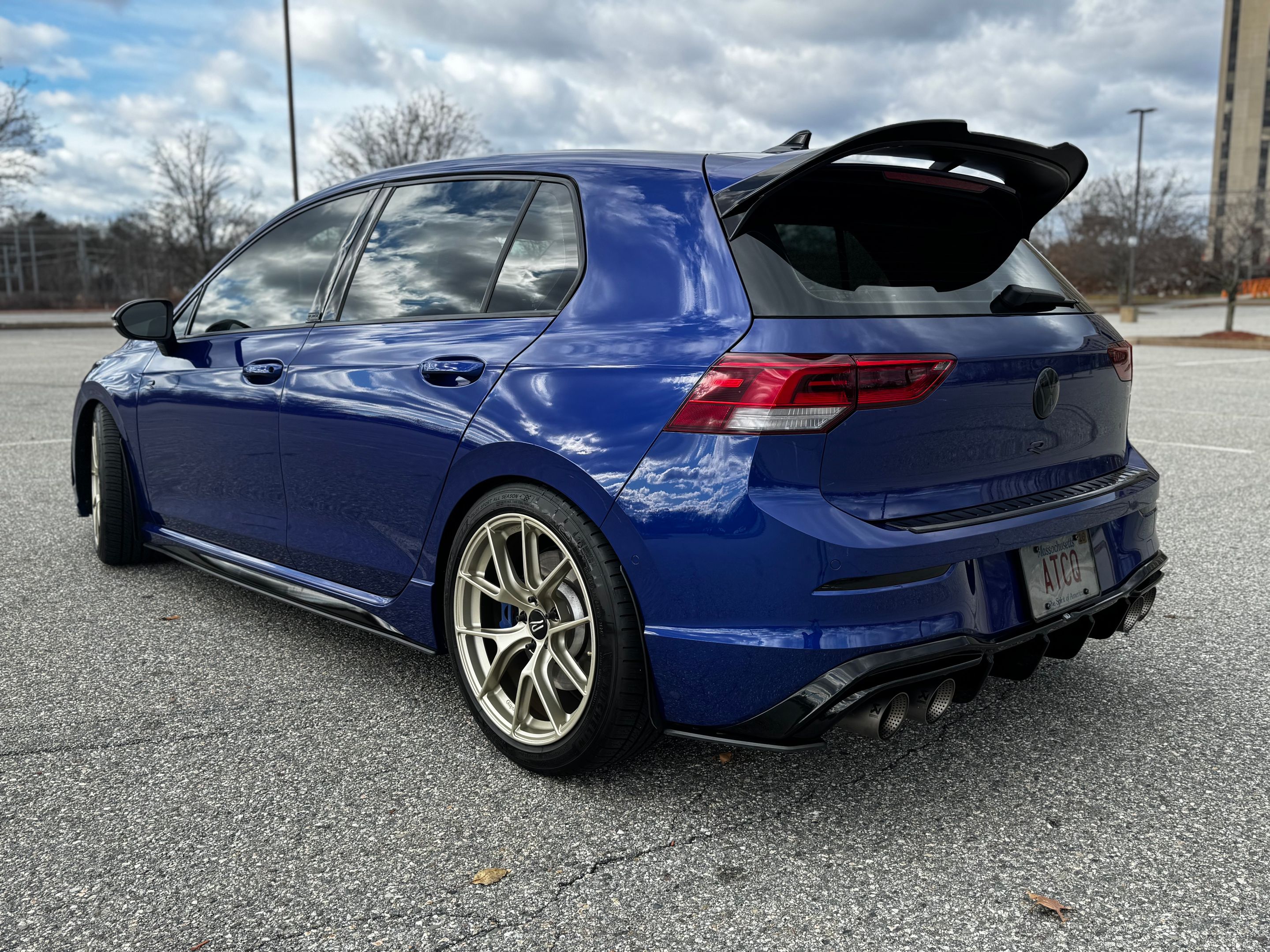 Blue VW MK8 Golf R with 18" VS-5RS Apex wheels in Motorsport Gold
