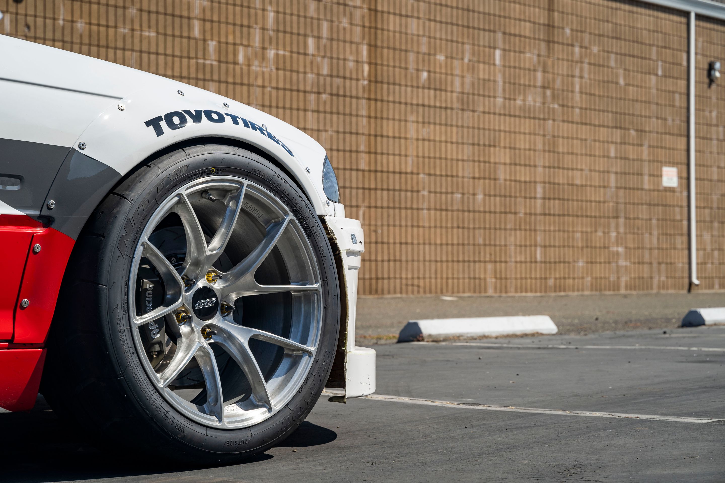 White BMW E46 3 Series with 18" VS-5RS Apex wheels in Brushed Clear