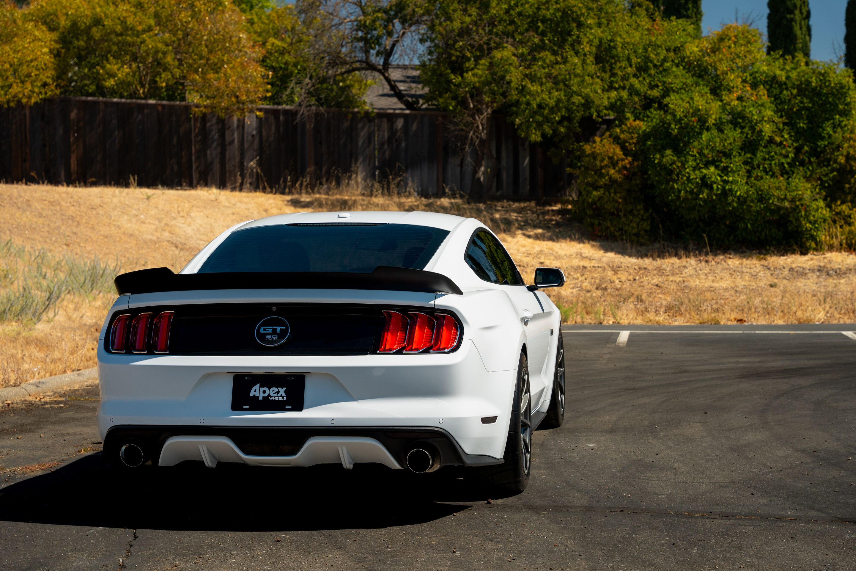White Ford S550 Mustang GT with 18" VS-5 Apex wheels in Anthracite