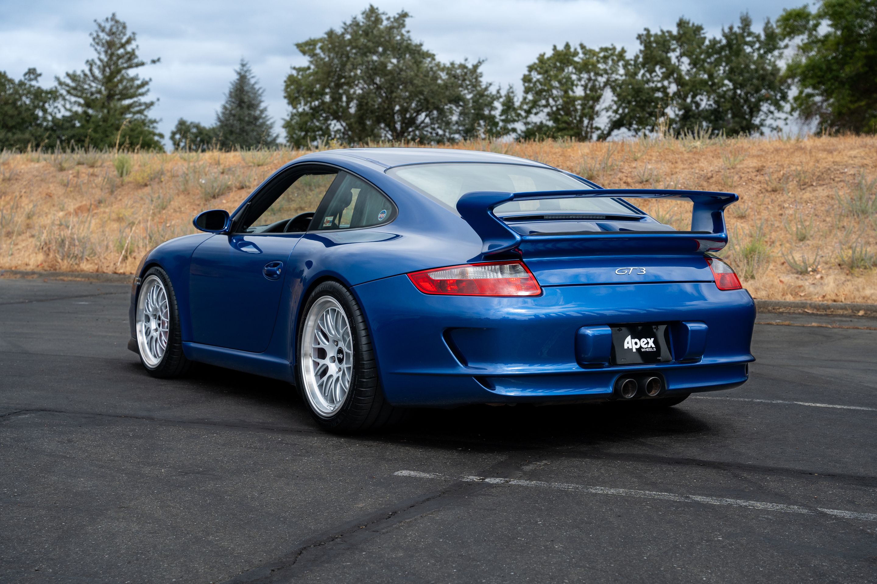 Blue Porsche 911 997 GT3 with 19" ML-10RT Apex wheels in Machined Lip Race Silver