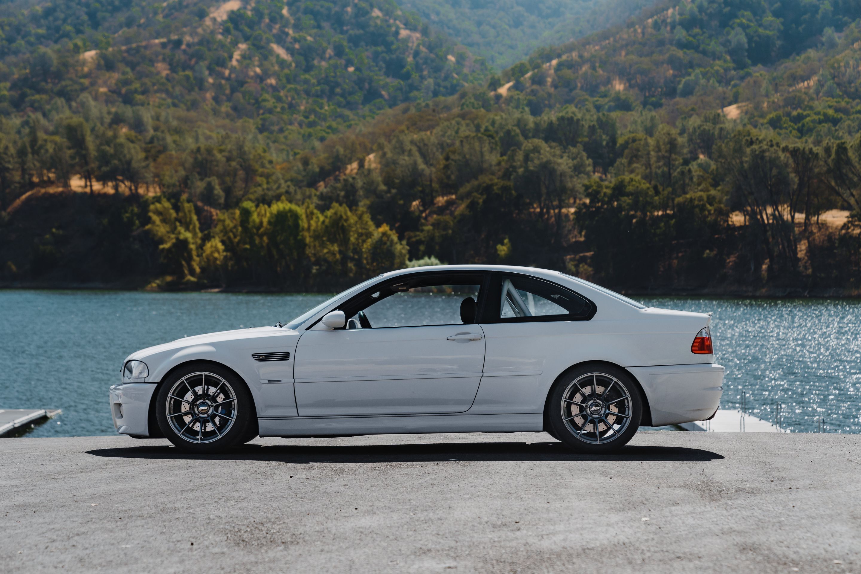 White BMW E46 M3 with 18" SM-10RS Apex wheels in Anthracite
