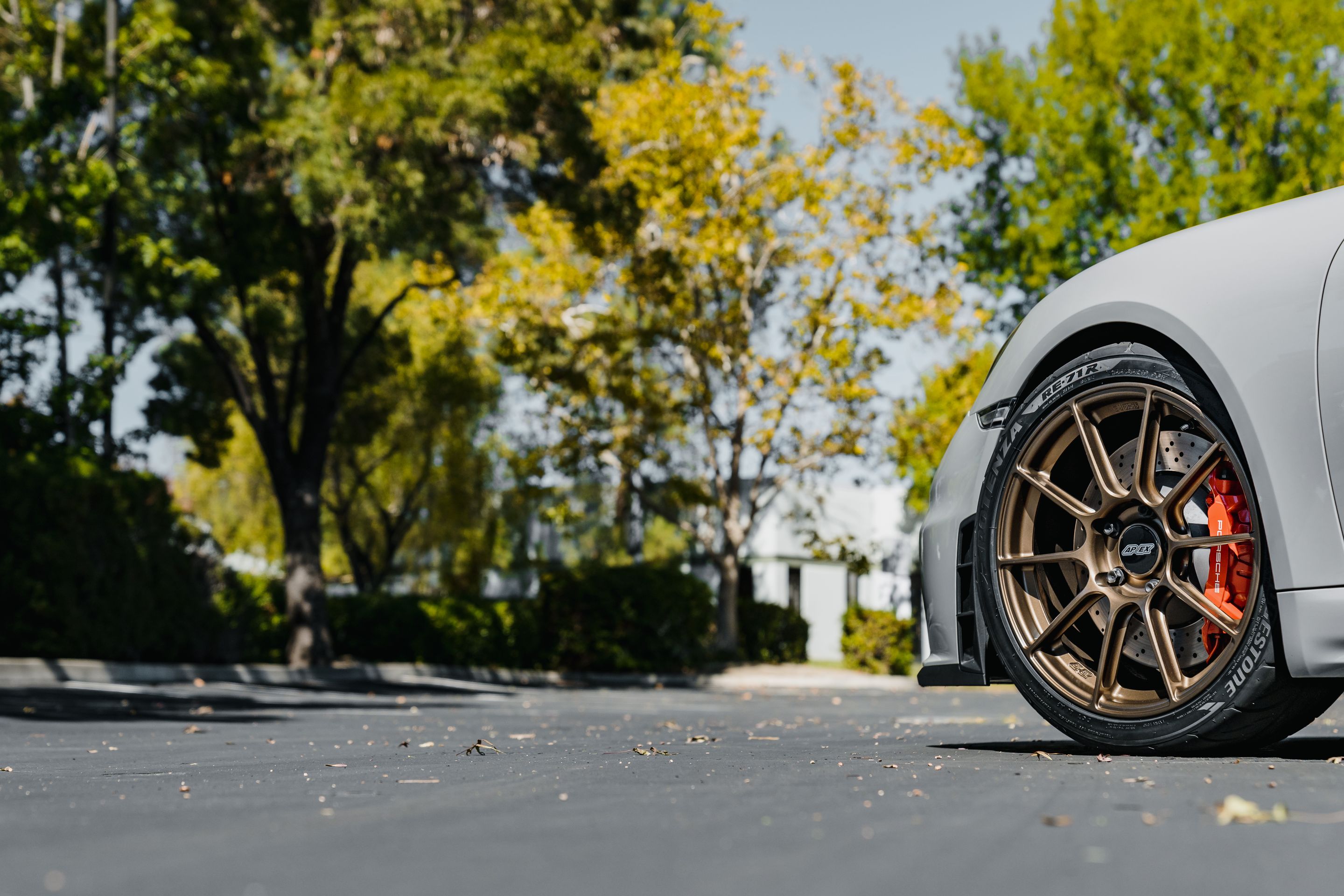 Grey Porsche 718 Cayman GT4 with 19" SM-10RS Apex wheels in Satin Bronze