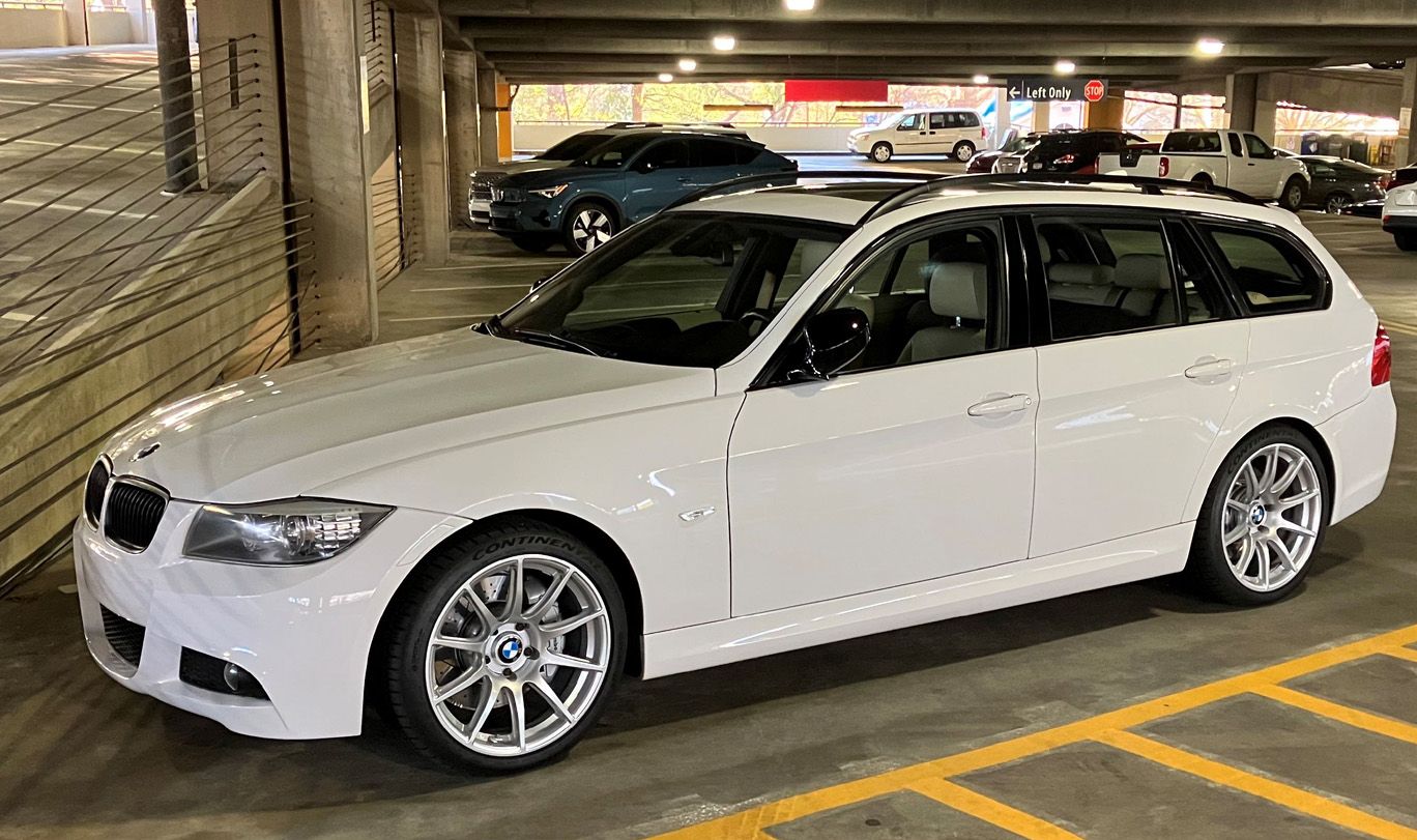 White BMW E91 LCI Wagon 3 Series with 18" SM-10 Apex wheels in Race Silver