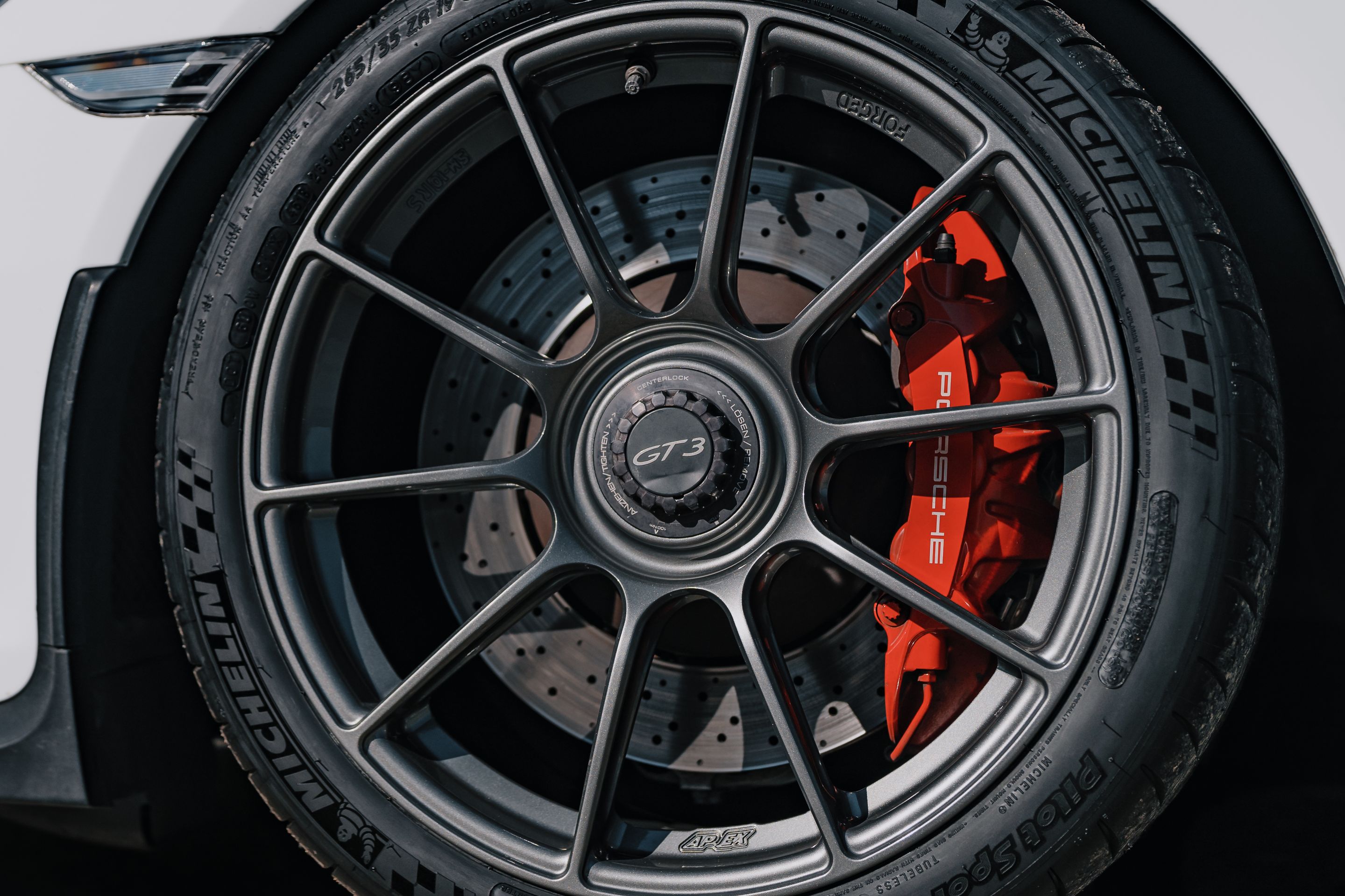 White Porsche 911 991.1 GT3 with 19" SM-10RS Apex wheels in Anthracite