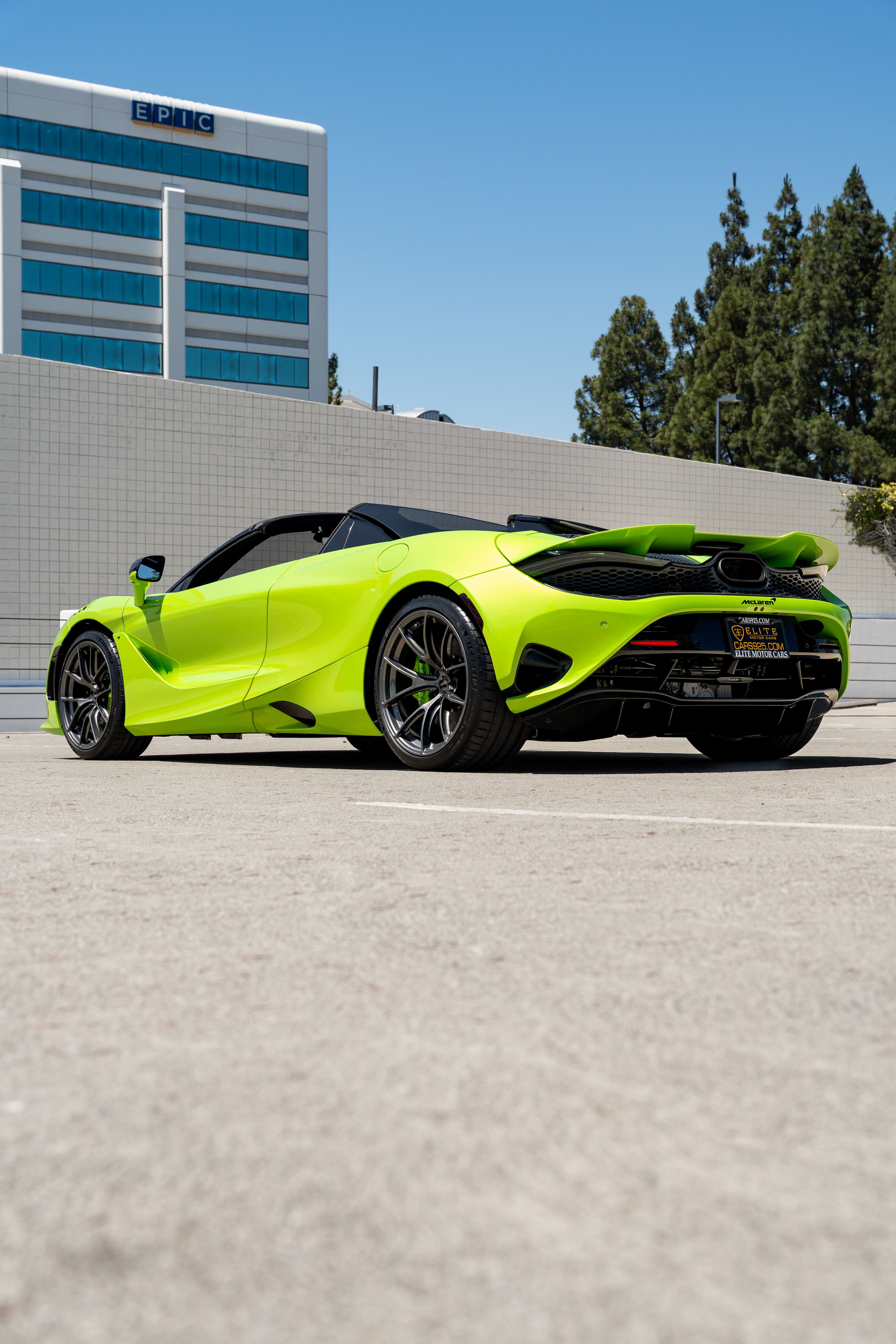Green McLaren 750S with 19"/20" VS-5RS Apex wheels in Anthracite