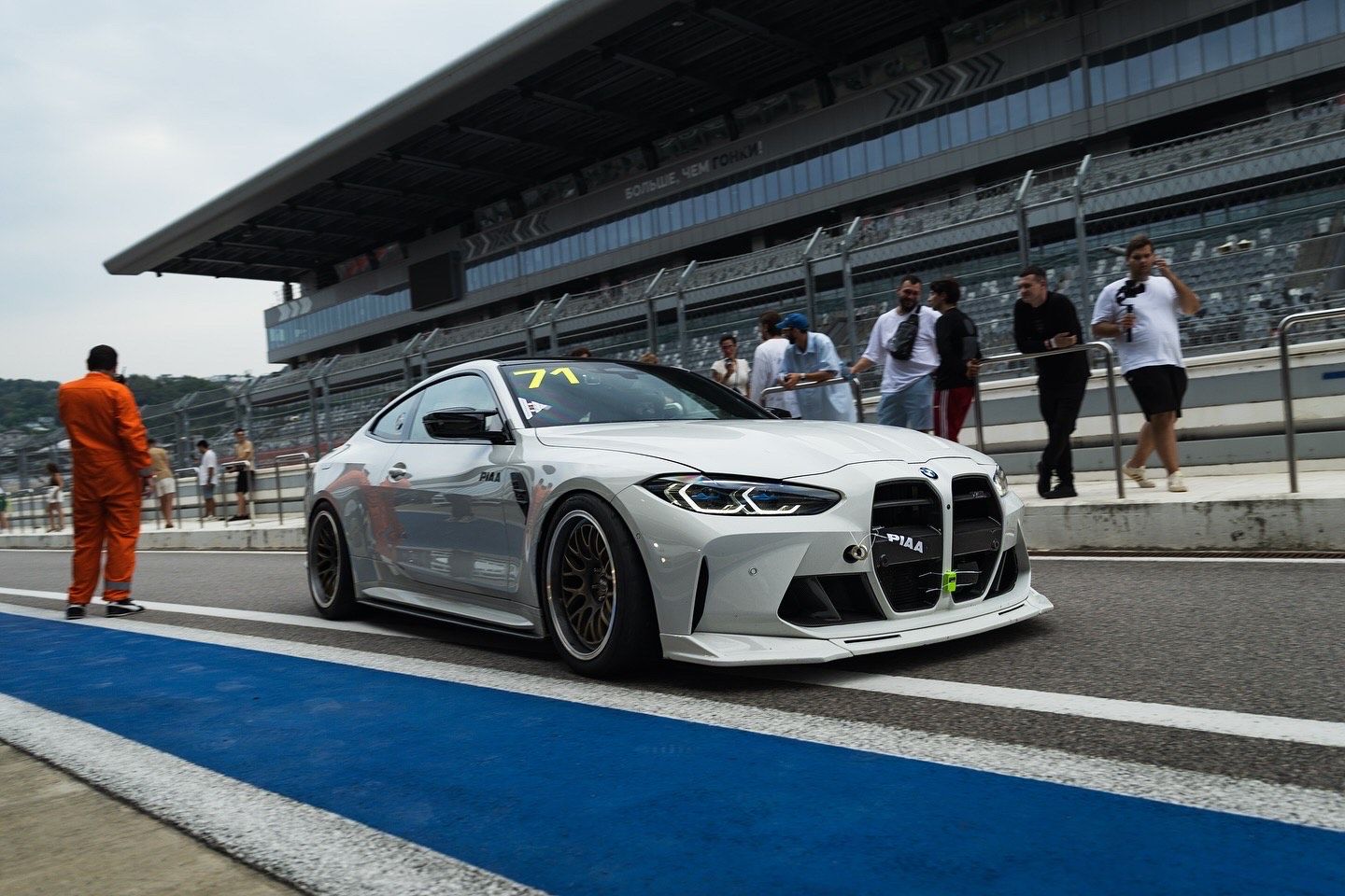 White BMW M4 - ML-10RT in Machined Lip Gloss Motorsport Gold