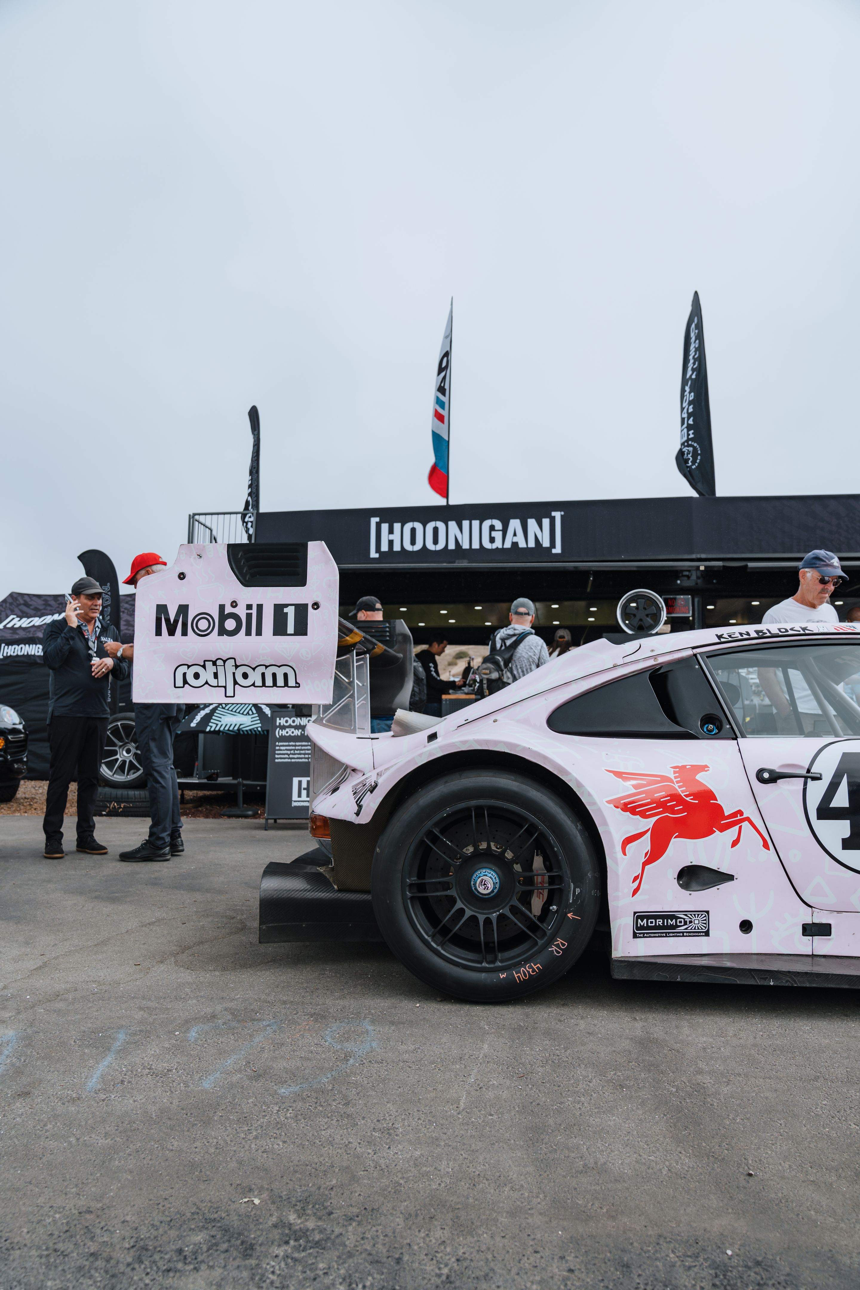 White Porsche 911 996 GT2 with 18" EC-7RS Apex wheels in Anthracite