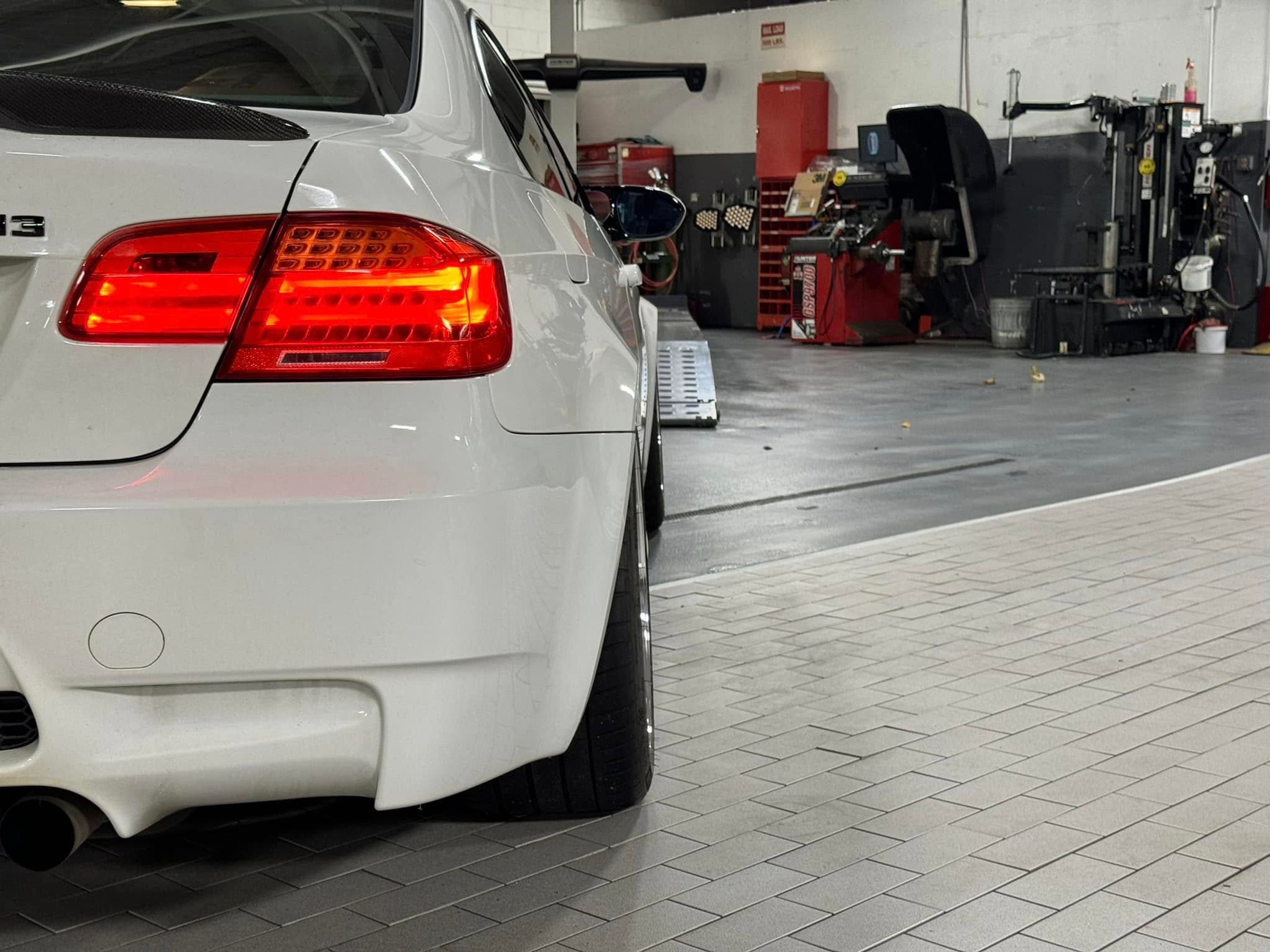 White BMW E92 Coupe M3 with 18" ML-10RT Apex wheels in Machined Lip Gloss Motorsport Gold