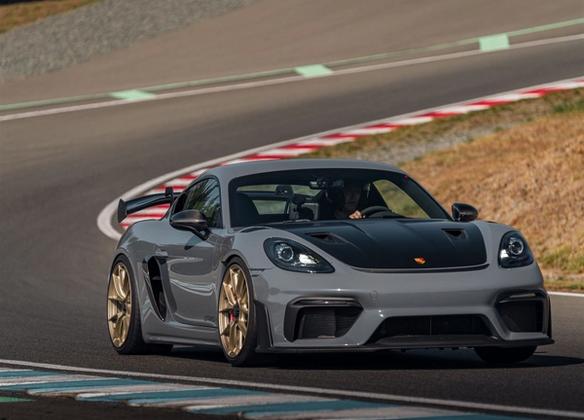 Porsche 718 Cayman GT4 RS with 20" VS-5RS in Motorsport Gold