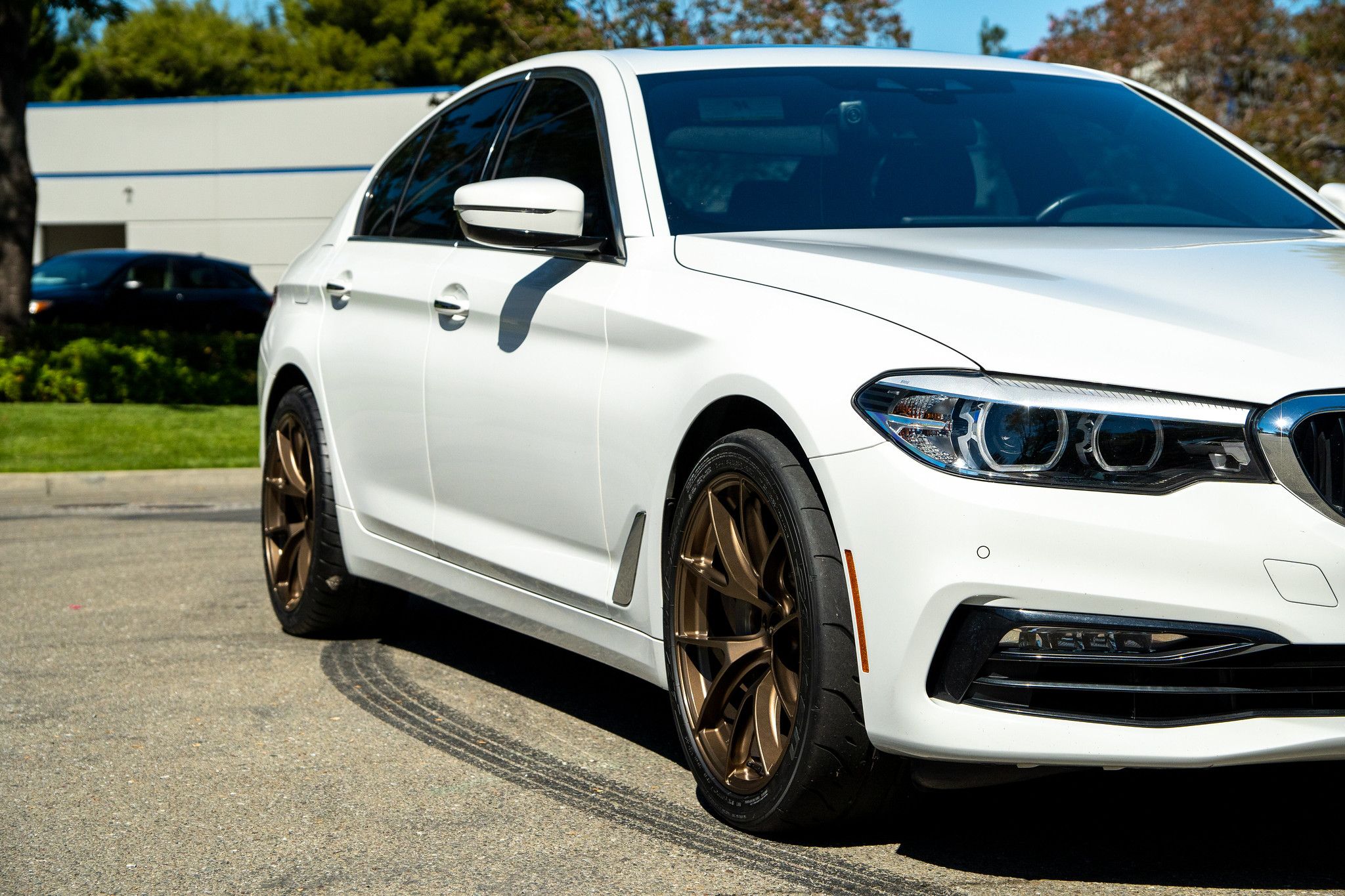 White BMW G30 Sedan 5 Series with 19" VS-5RS Apex wheels in Satin Bronze