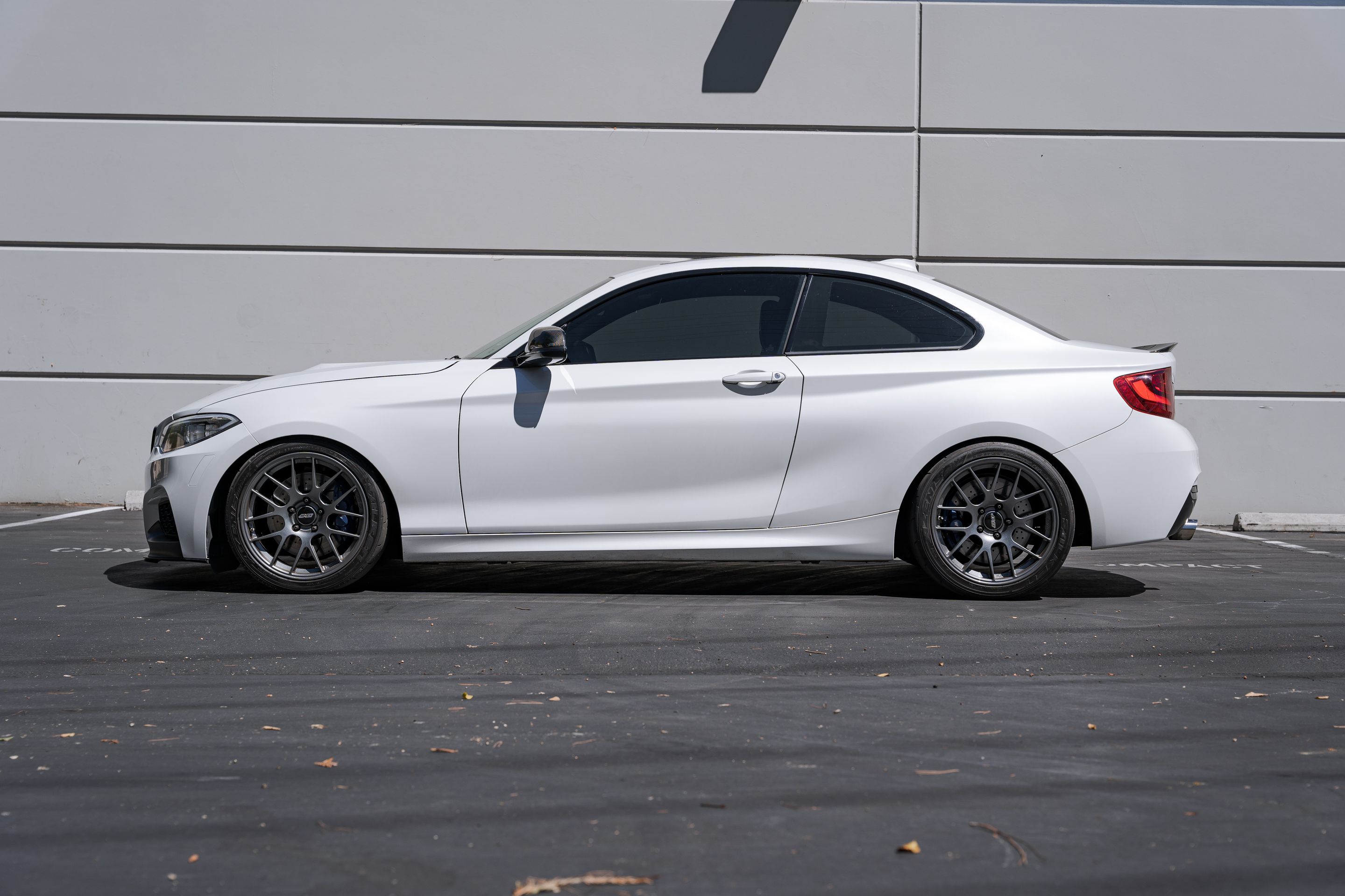 White BMW F22 Coupe 2 Series with 18" EC-7R Apex wheels in Anthracite