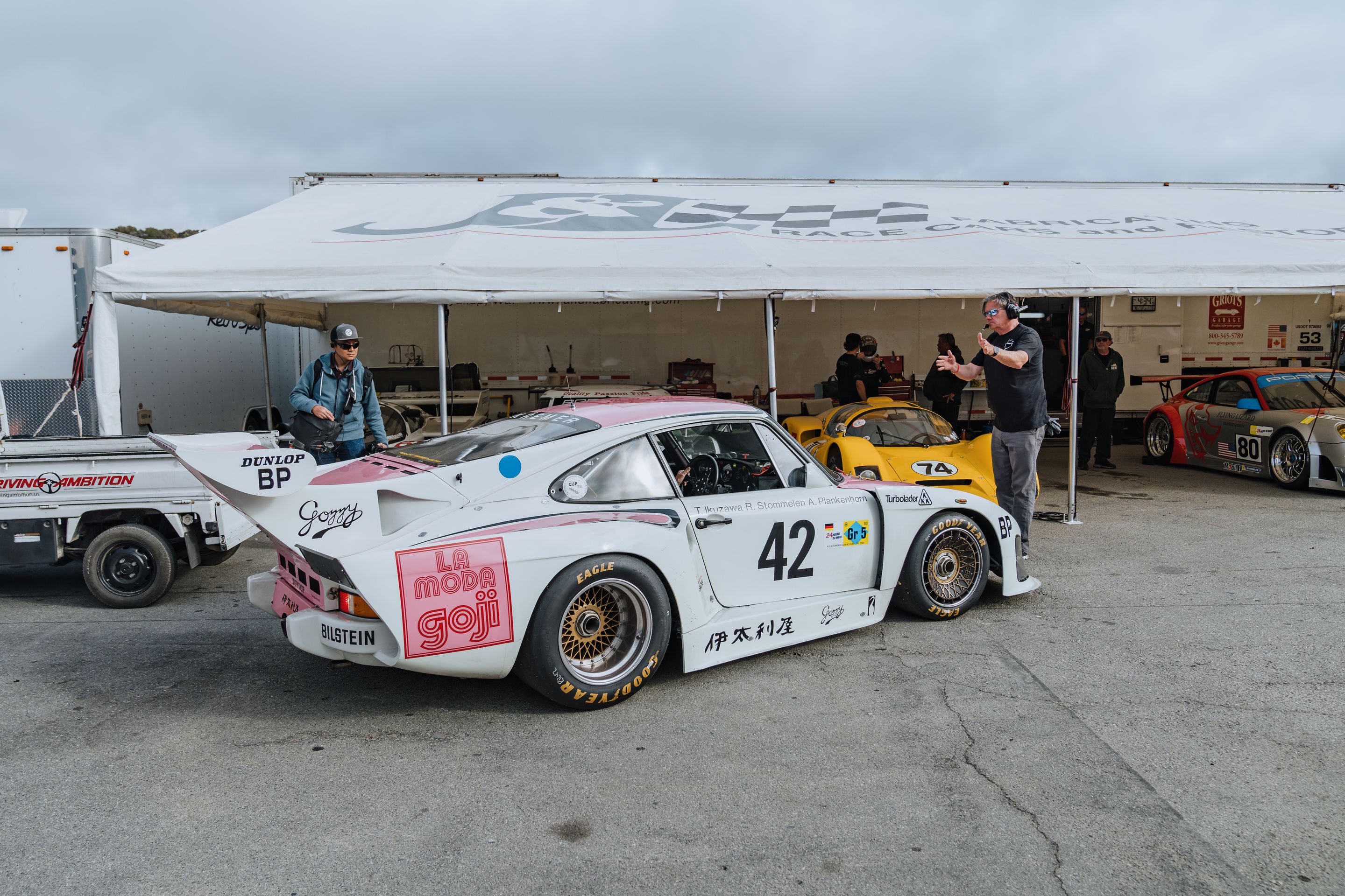 White Porsche 911 996 GT2 with 18" EC-7RS Apex wheels in Anthracite