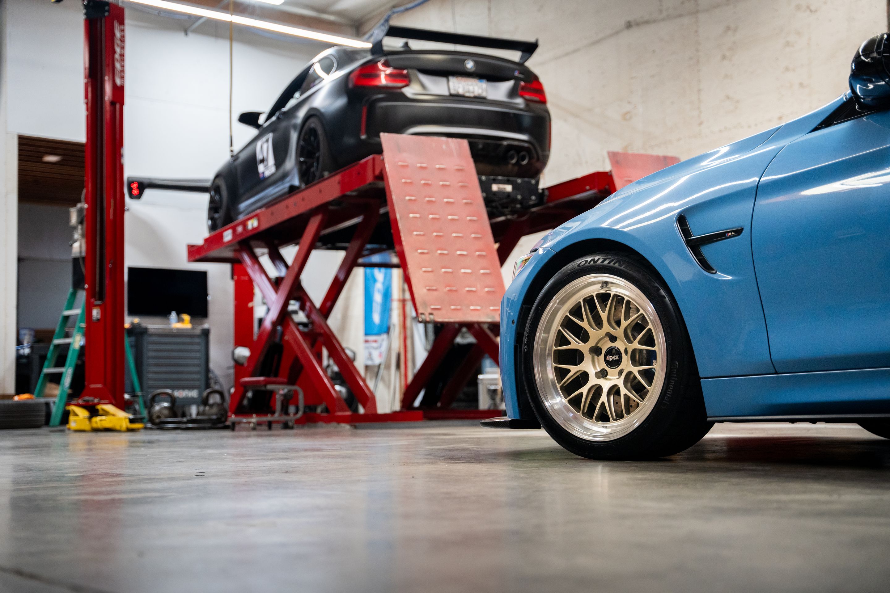Blue BMW F82 Coupe M4 with 18" ML-10RT Apex wheels in Machined Lip Gloss Motorsport Gold