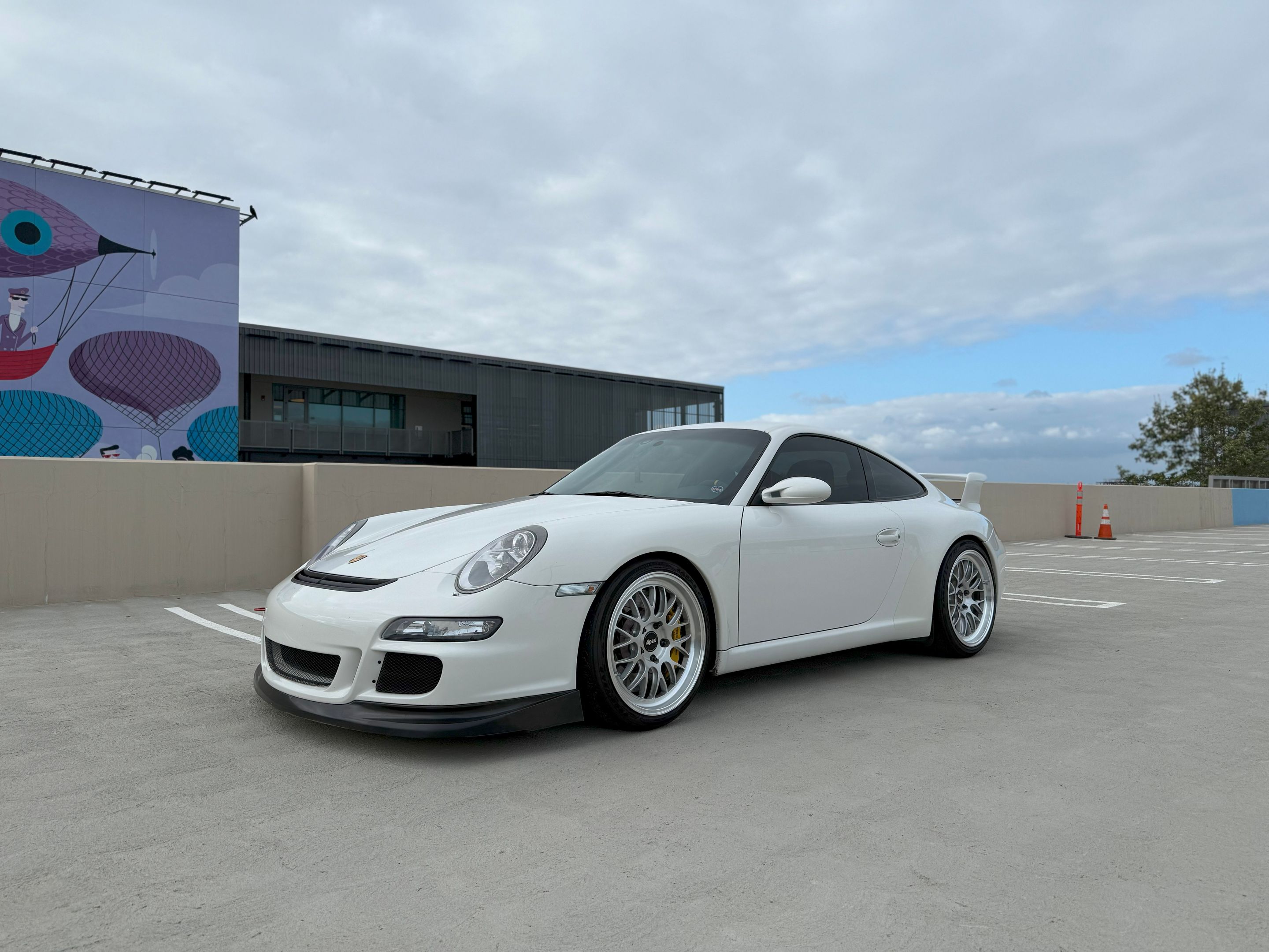 White Porsche 911 997 GT3 with 19" ML-10RT Apex wheels in Machined Lip Brushed Clear