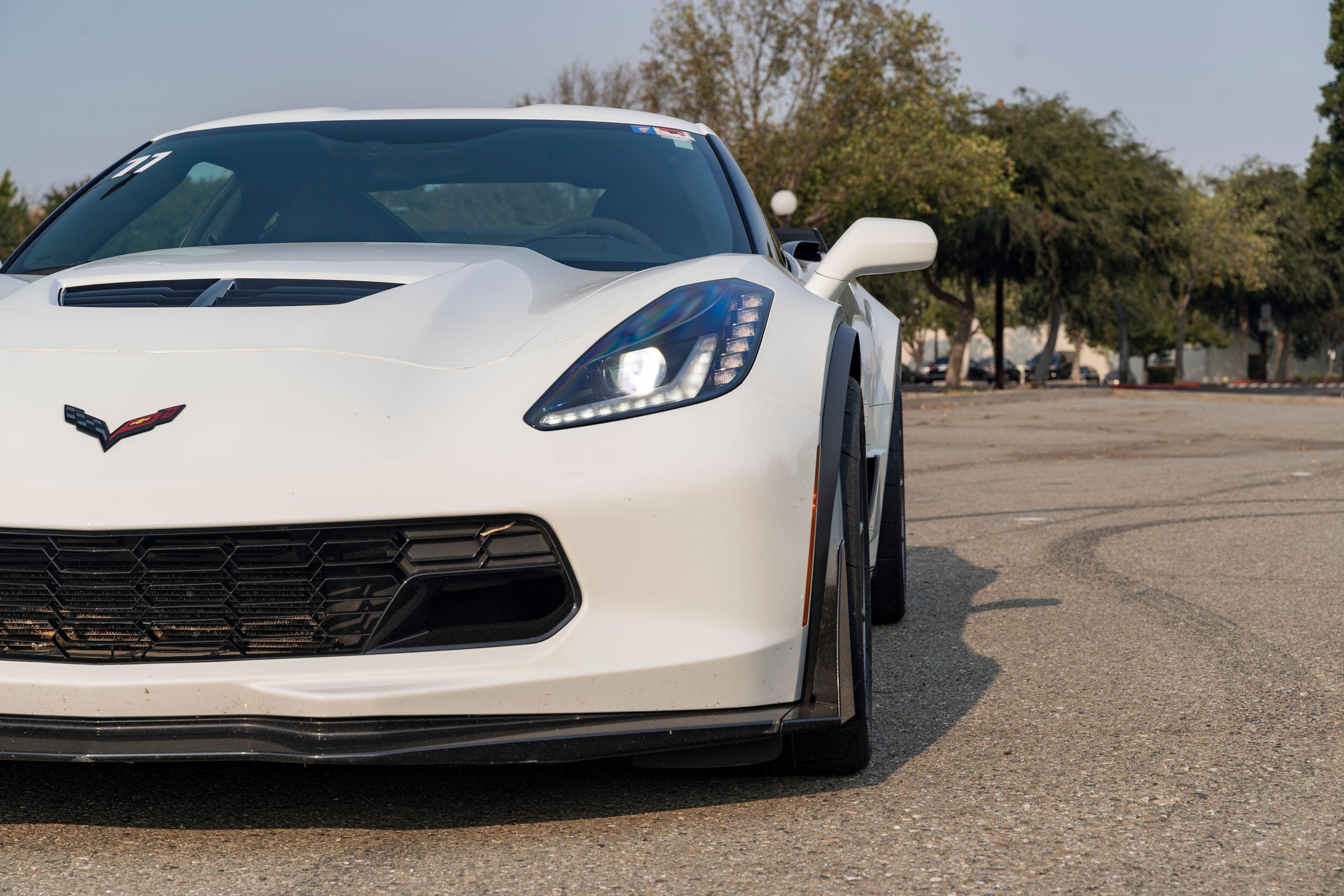 White Chevrolet C7 Corvette Z06 with 18" SM-10 Apex wheels in Anthracite