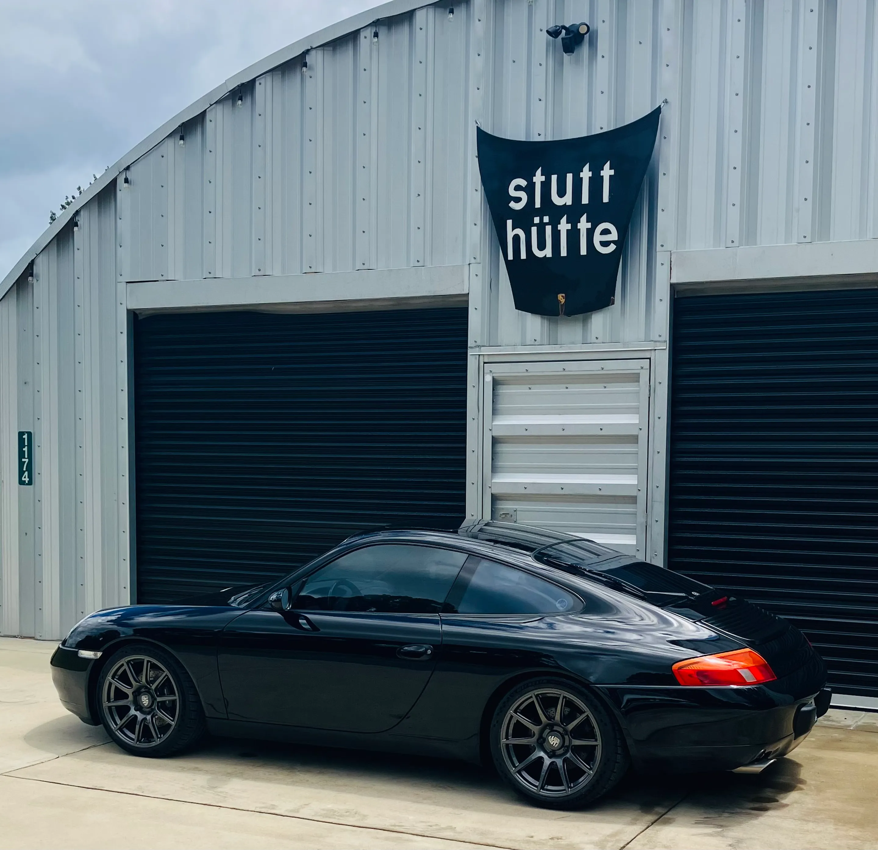 Black Porsche 911 996 Carrera with 18" SM-10 Apex wheels in Anthracite